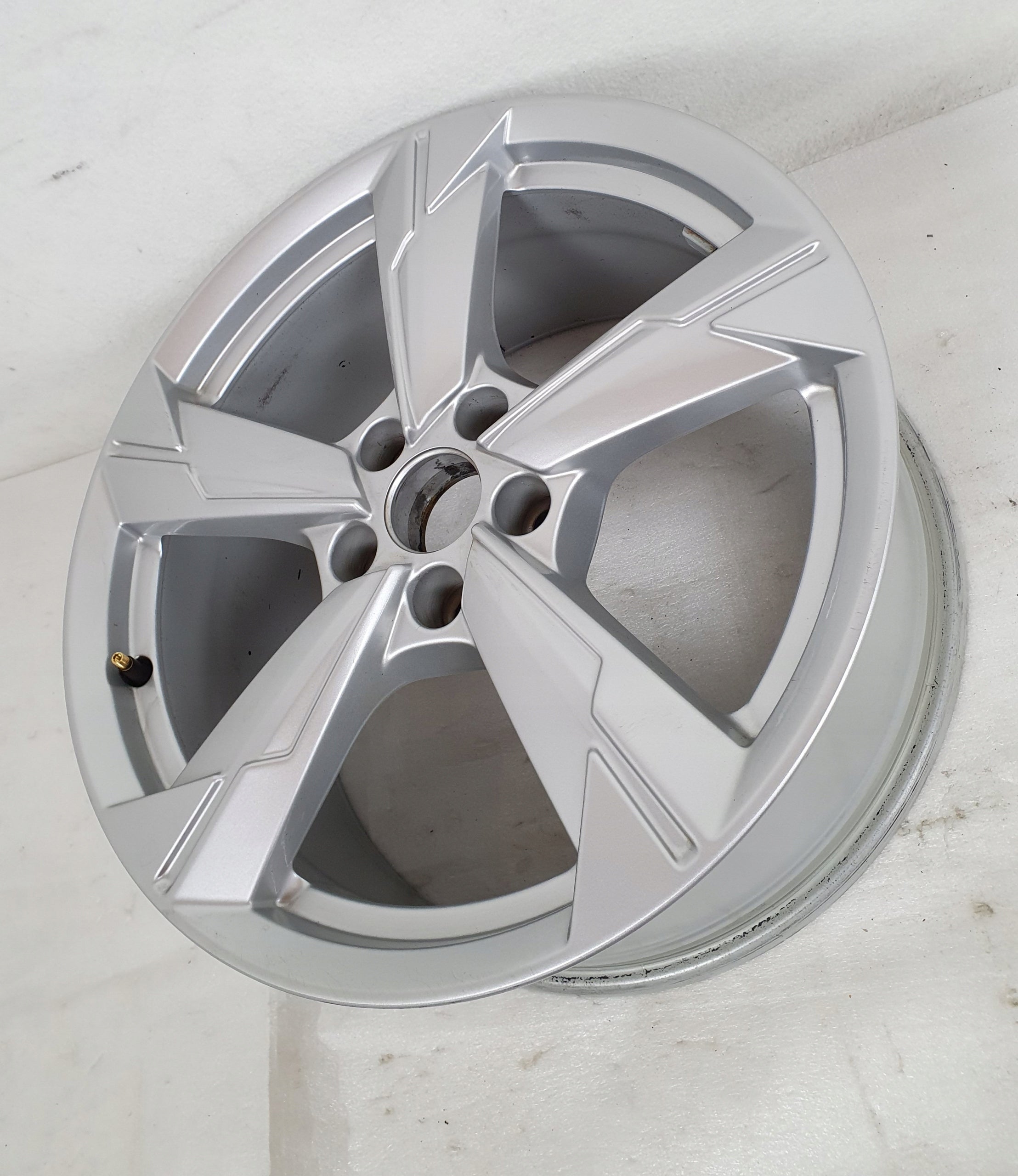 1x Alu Felge Audi A6 Aluminum rim 18 Zoll 8.0J 5x112 39ET 4K0601025D