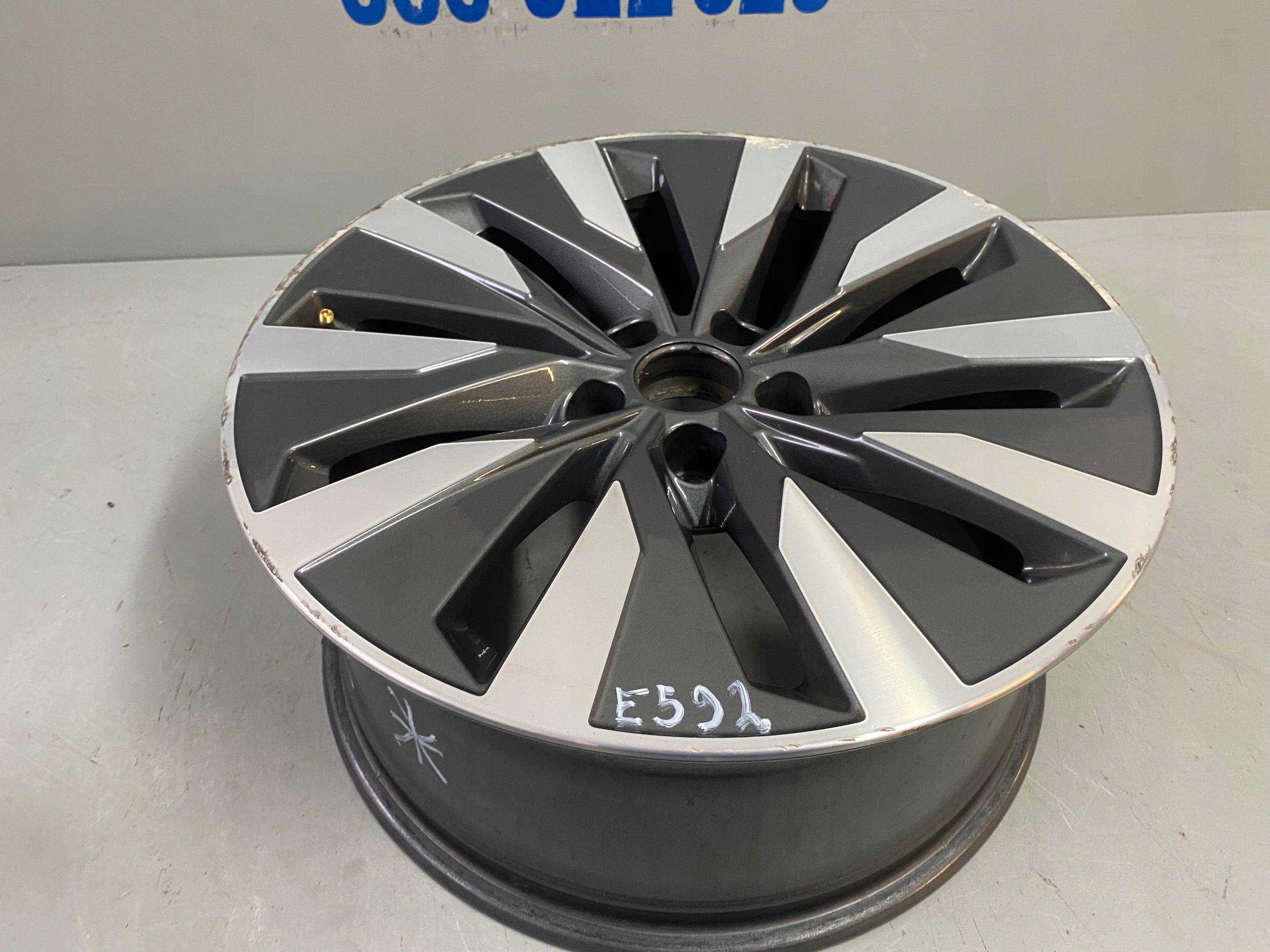 1x Alu Felge Audi A6 Aluminum rim 18 Zoll 8.0J 5x112 39ET 4K0601025B