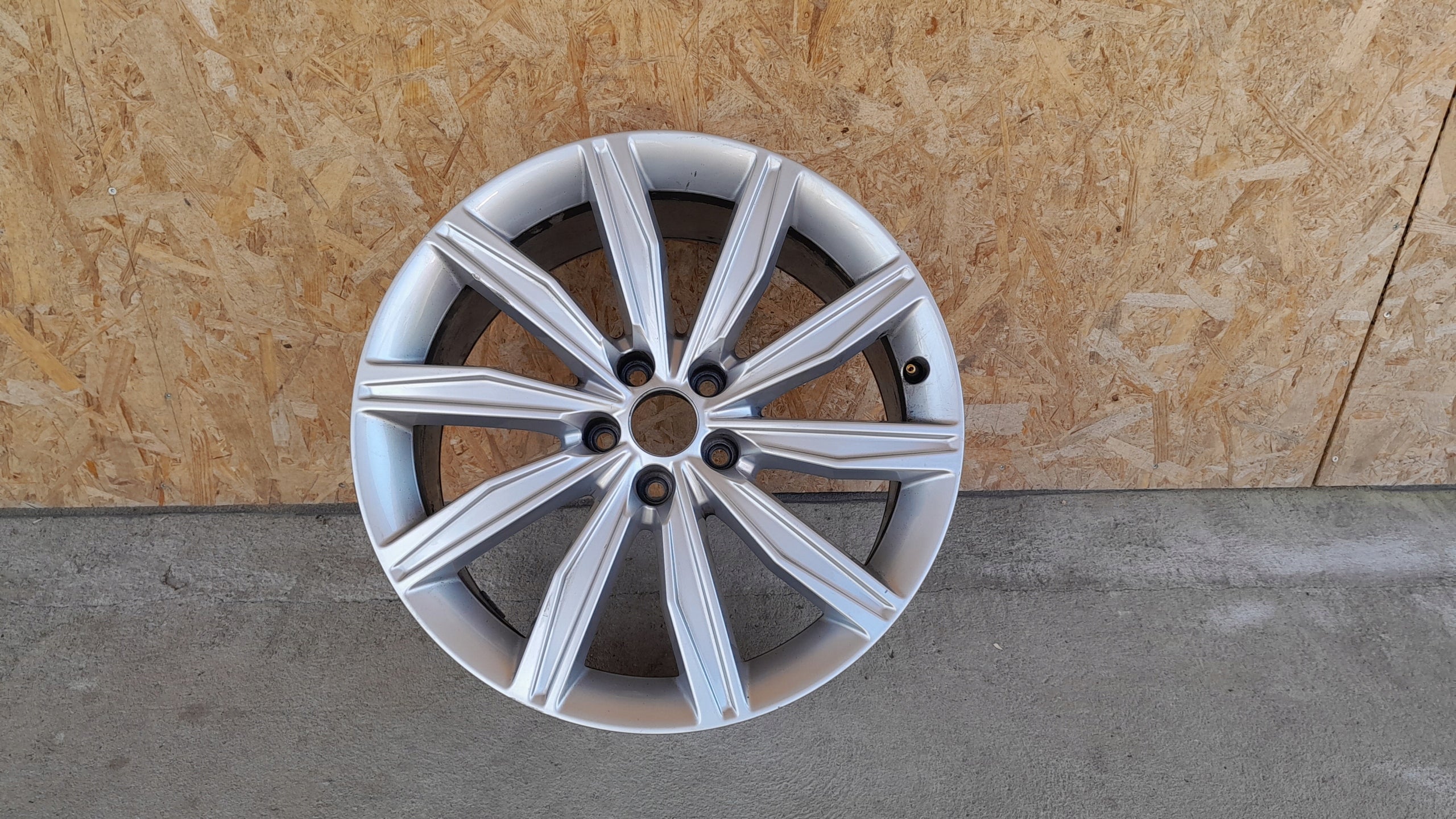 1x Alu Felge Audi A6 Aluminum rim 19 Zoll 8.5J 5x112 40ET 4K0601025G