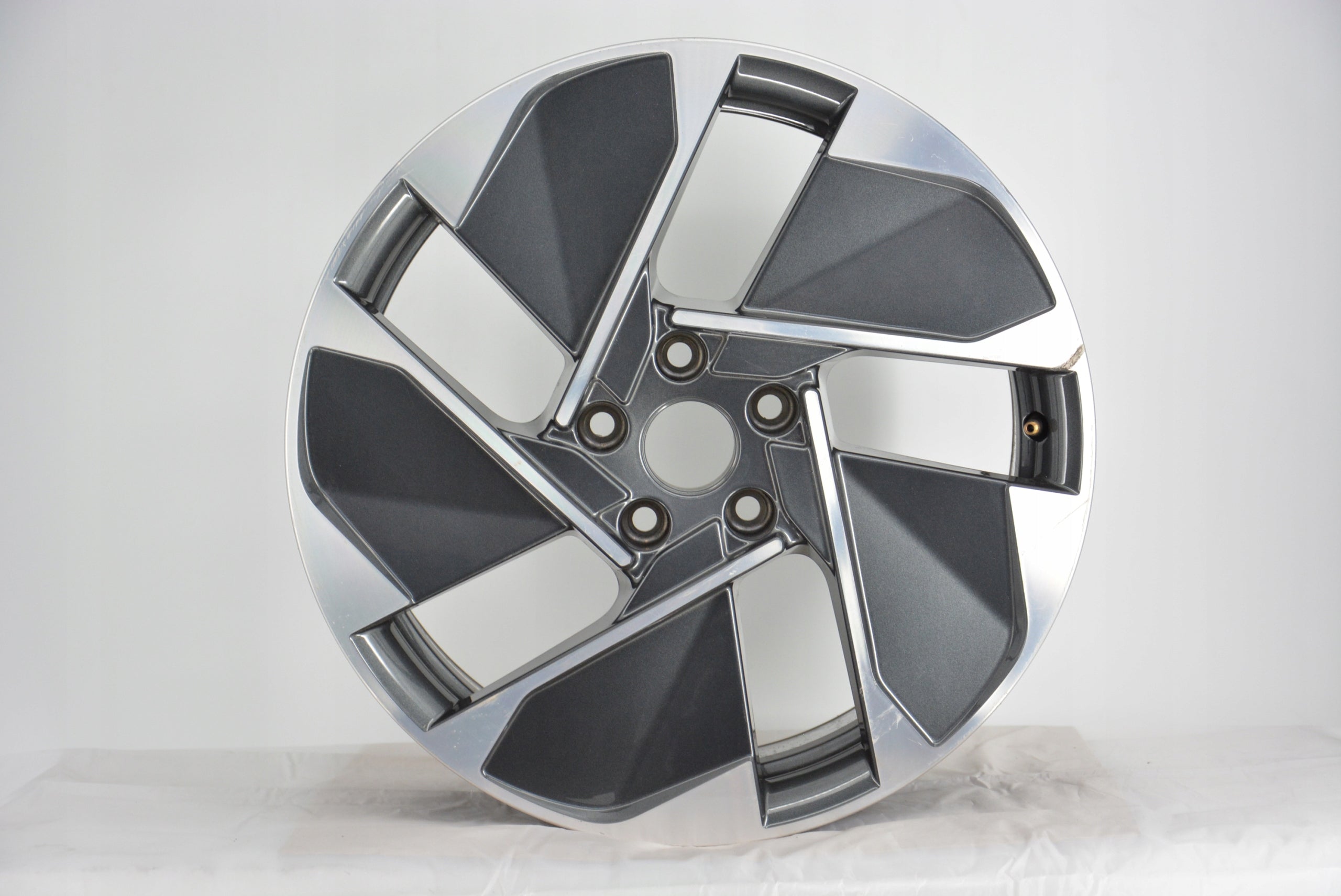  1x Alu Felge Audi A6 Aluminum rim 18 Zoll 7.5J 5x112 50ET 10A601025G product image