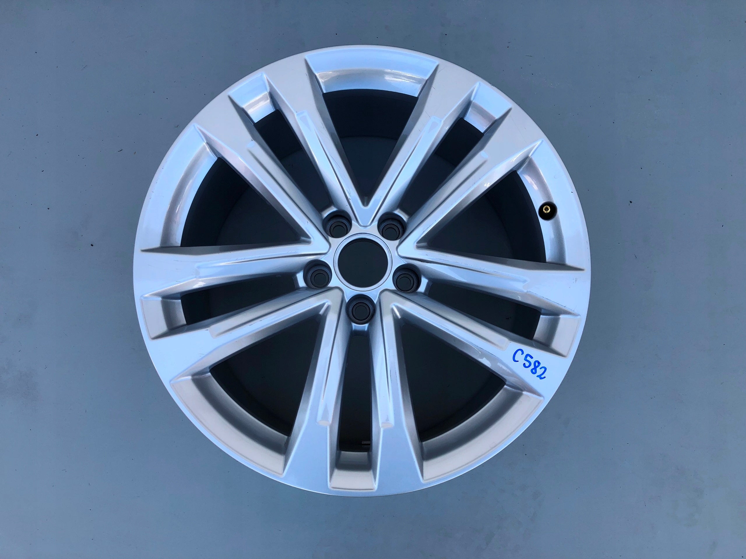  1x Alu Felge Audi A6 Aluminum rim 19 Zoll 8.5J 5x112 45ET 4G0601025CQ product image