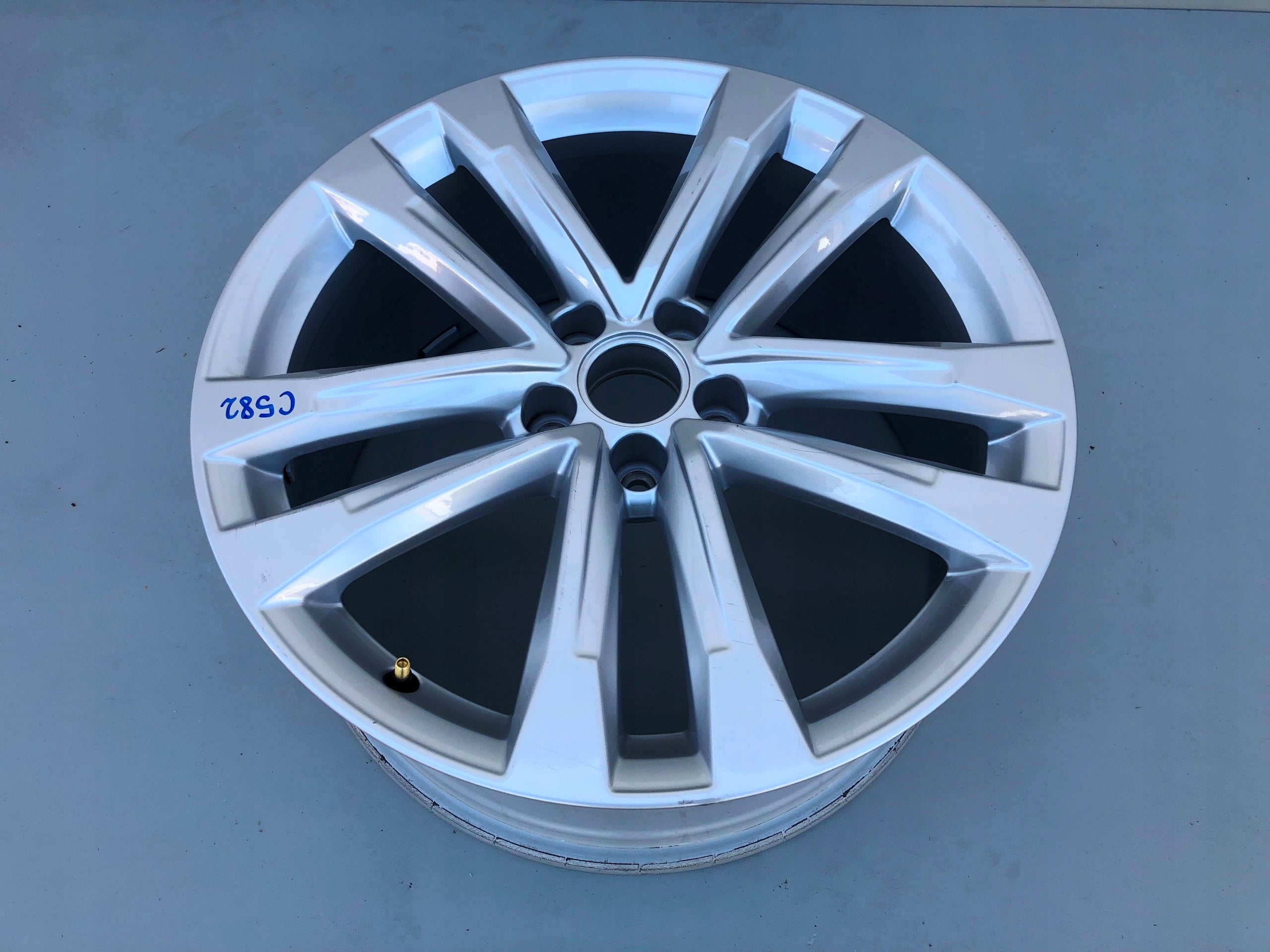 1x Alu Felge Audi A6 Aluminum rim 19 Zoll 8.5J 5x112 45ET 4G0601025CQ