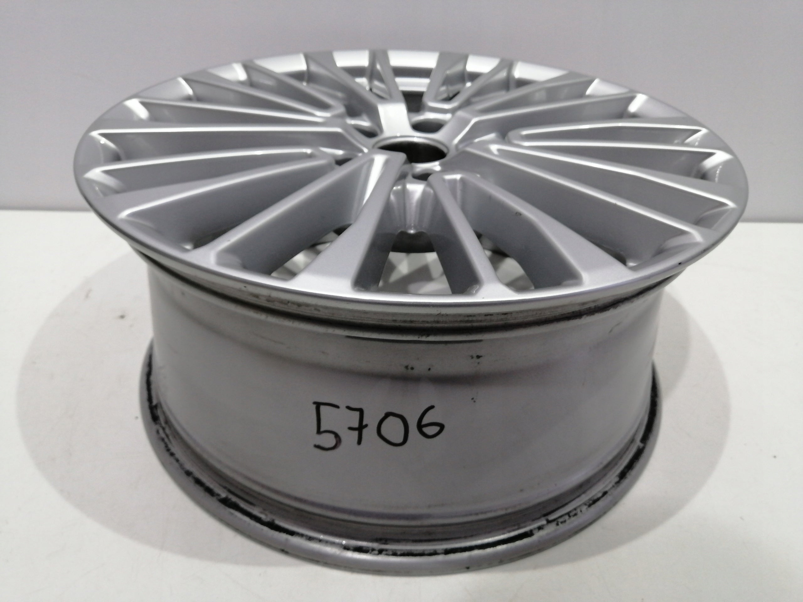 1x Alu Felge Audi A6 Aluminum rim 18 Zoll 8.0J 5x112 39ET 4K0601025CA