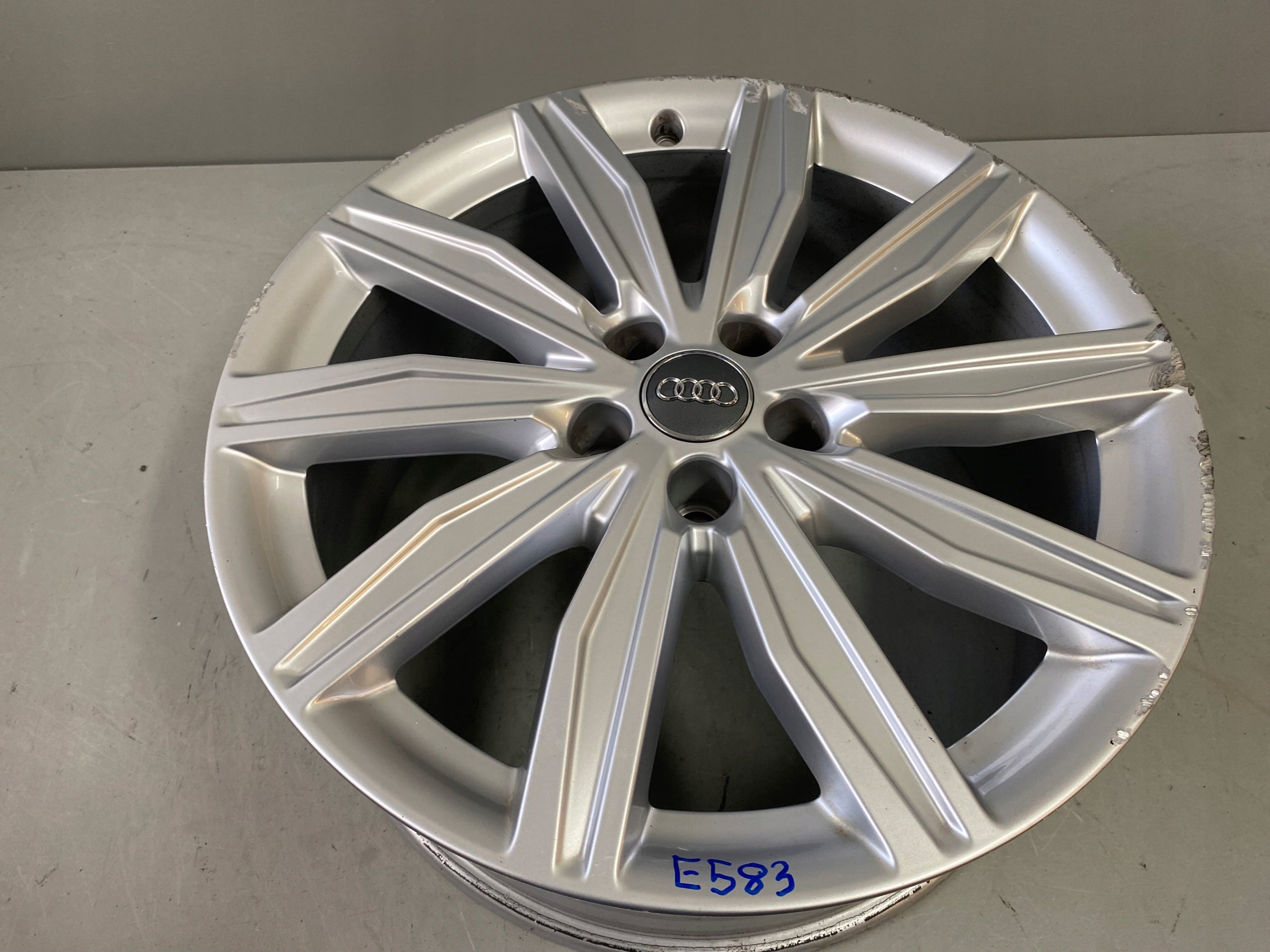 1x Alu Felge Audi A6 Aluminum rim 19 Zoll 8.0J 5x112 39ET 4K0601025M