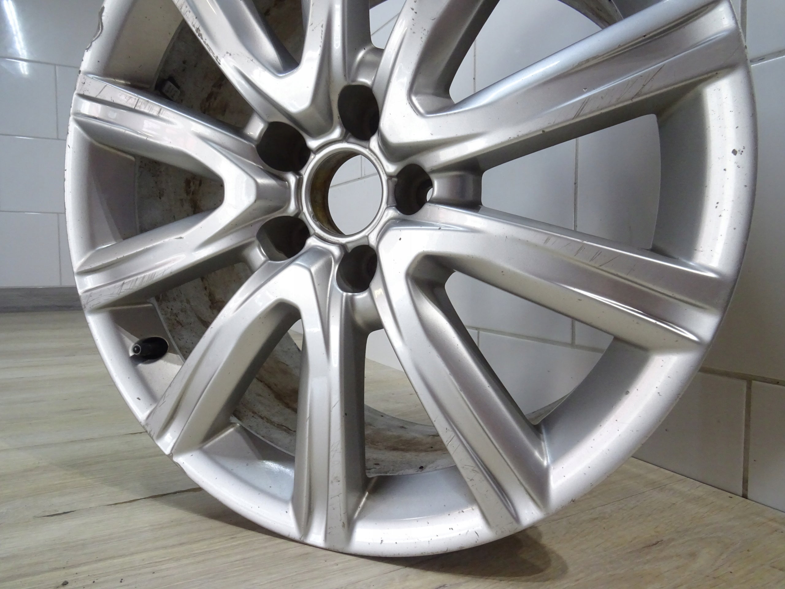 1x Alu Felge Audi A6 Aluminum rim 18 Zoll 8.0J 5x112 39ET 4G0601025BF