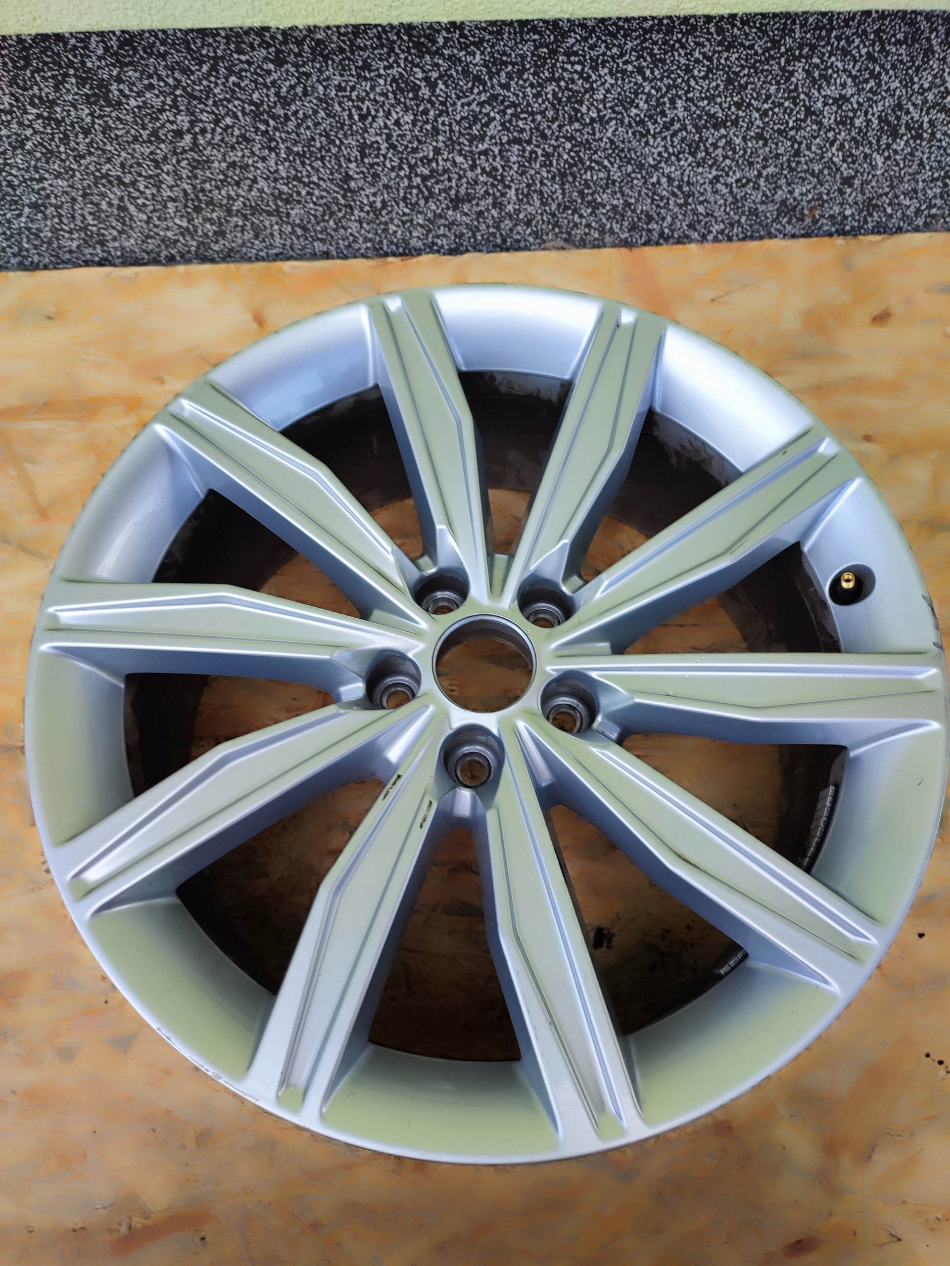  1x Alu Felge Audi A6 Aluminum rim 19 Zoll 8.5J 5x112 -40ET 4K0601025G product image