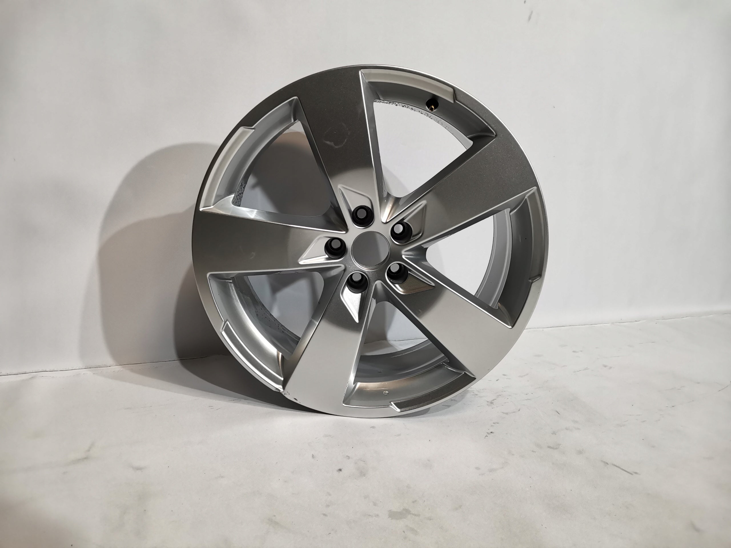 1x Alu Felge Audi A6 Aluminum rim 20 Zoll 8.5J 5x112 43ET 4K0601025K