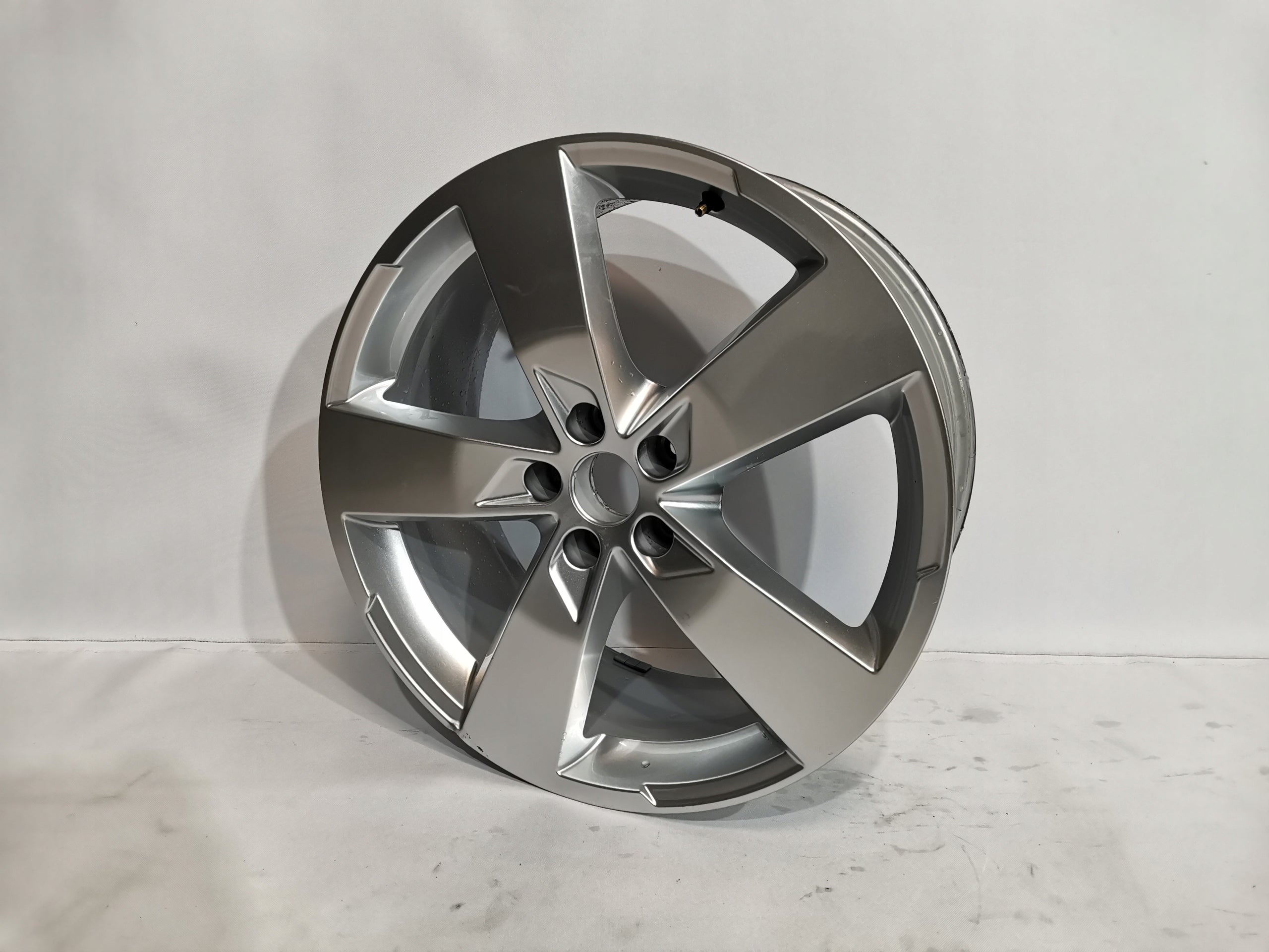 1x Alu Felge Audi A6 Aluminum rim 20 Zoll 8.5J 5x112 43ET 4K0601025K