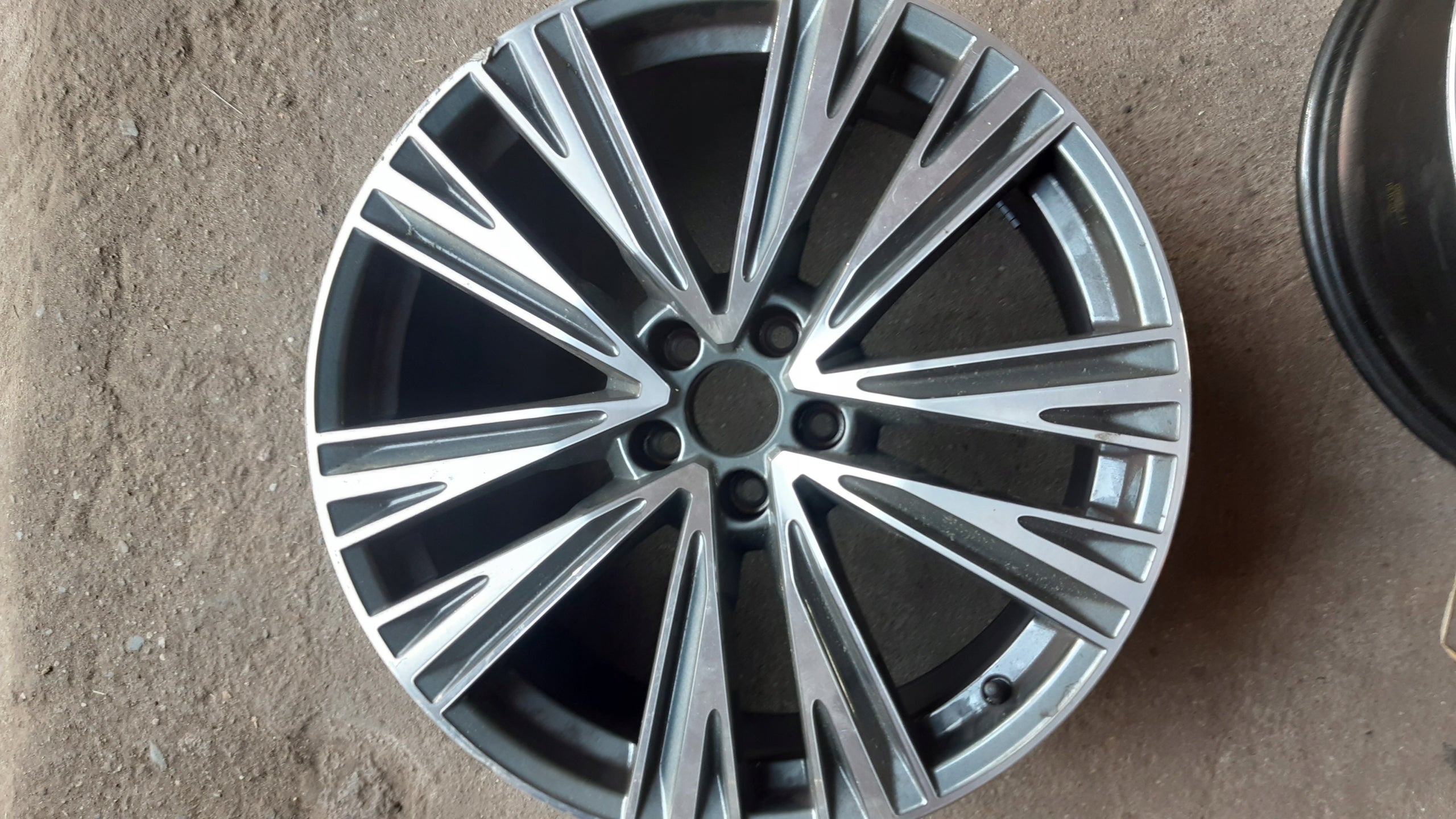 1x Alu Felge Audi A6 Aluminum rim 20 Zoll 8.5J 5x112 43ET 4K0601025J