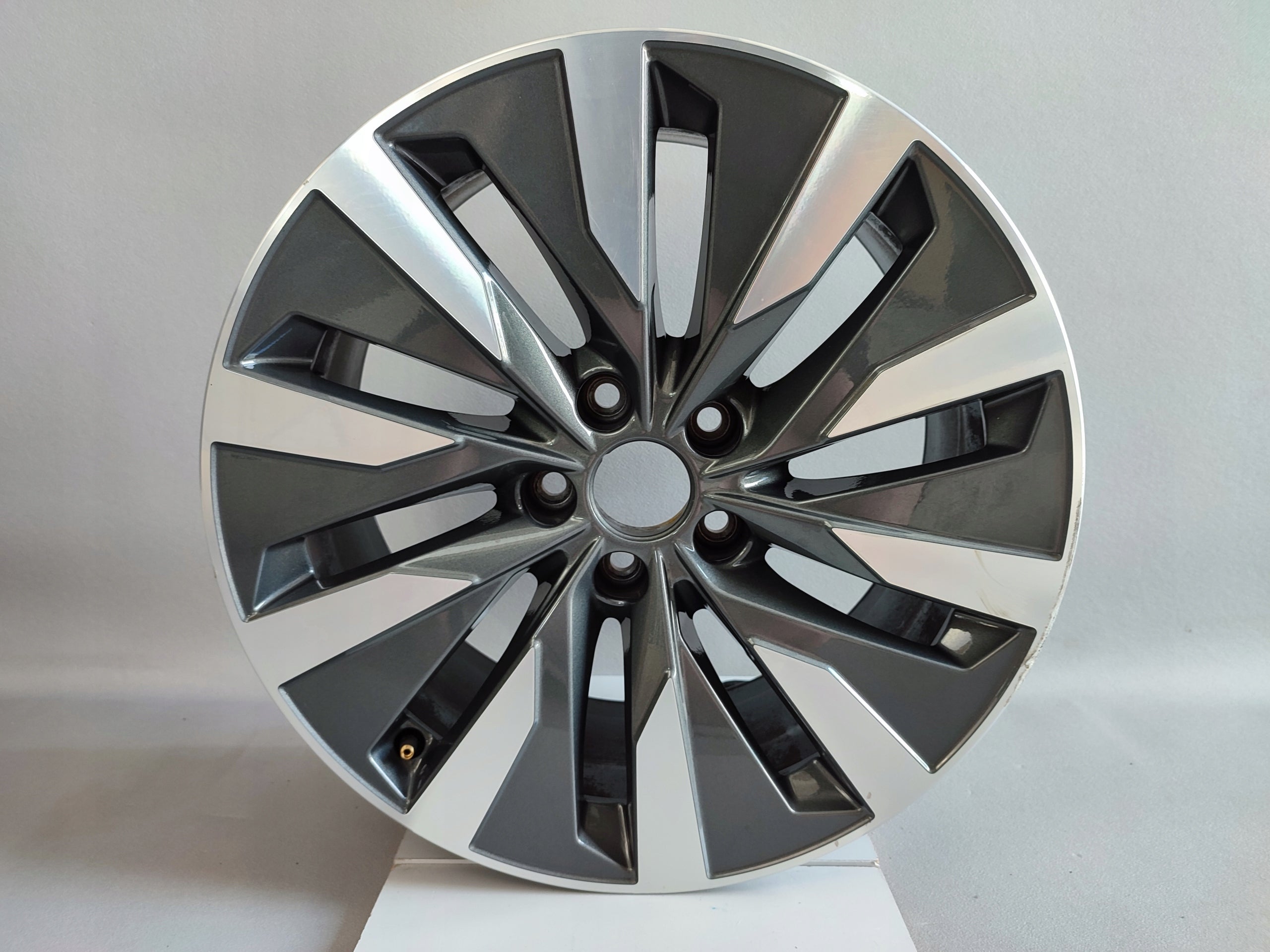  1x Alu Felge Audi A6 Aluminum rim 18 Zoll 8.0J 5x112 39ET 4K0601025B product image