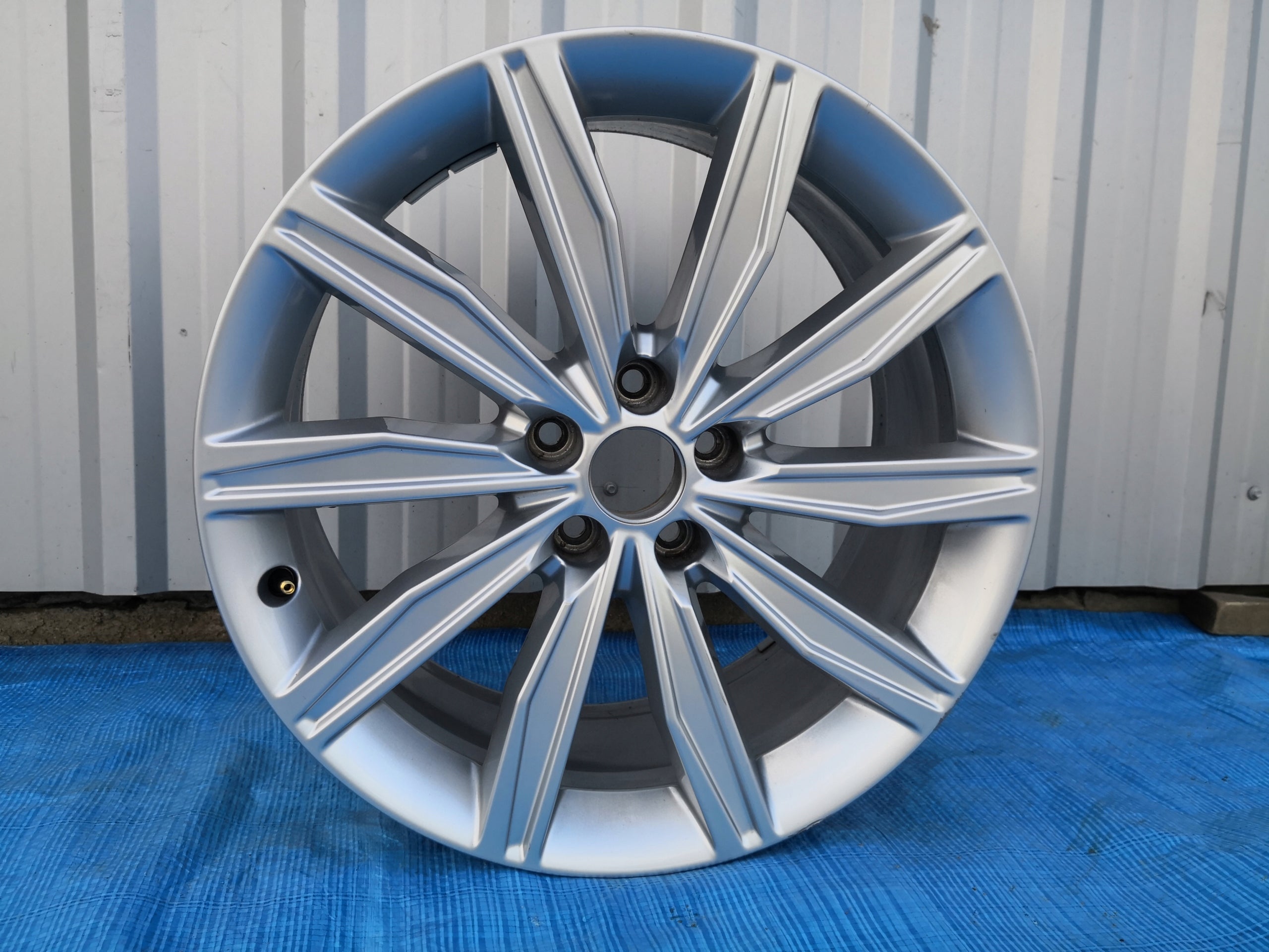 1x Alu Felge Audi A6 Aluminum rim 19 Zoll 8.5J 5x112 40ET 4K0601025G