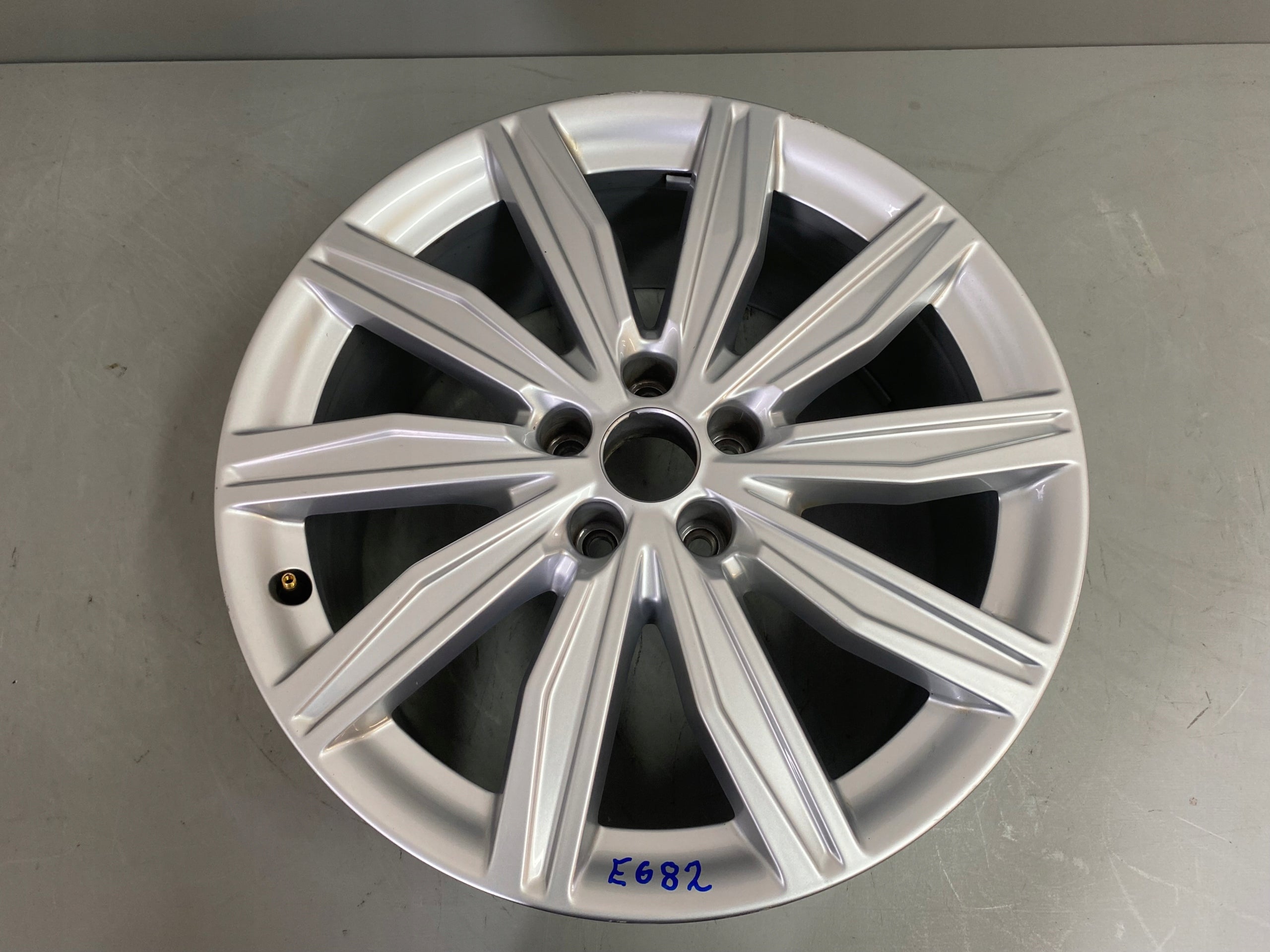  1x Alu Felge Audi A6 Aluminum rim 19 Zoll 8.0J 5x112 39ET 4K0601025M product image