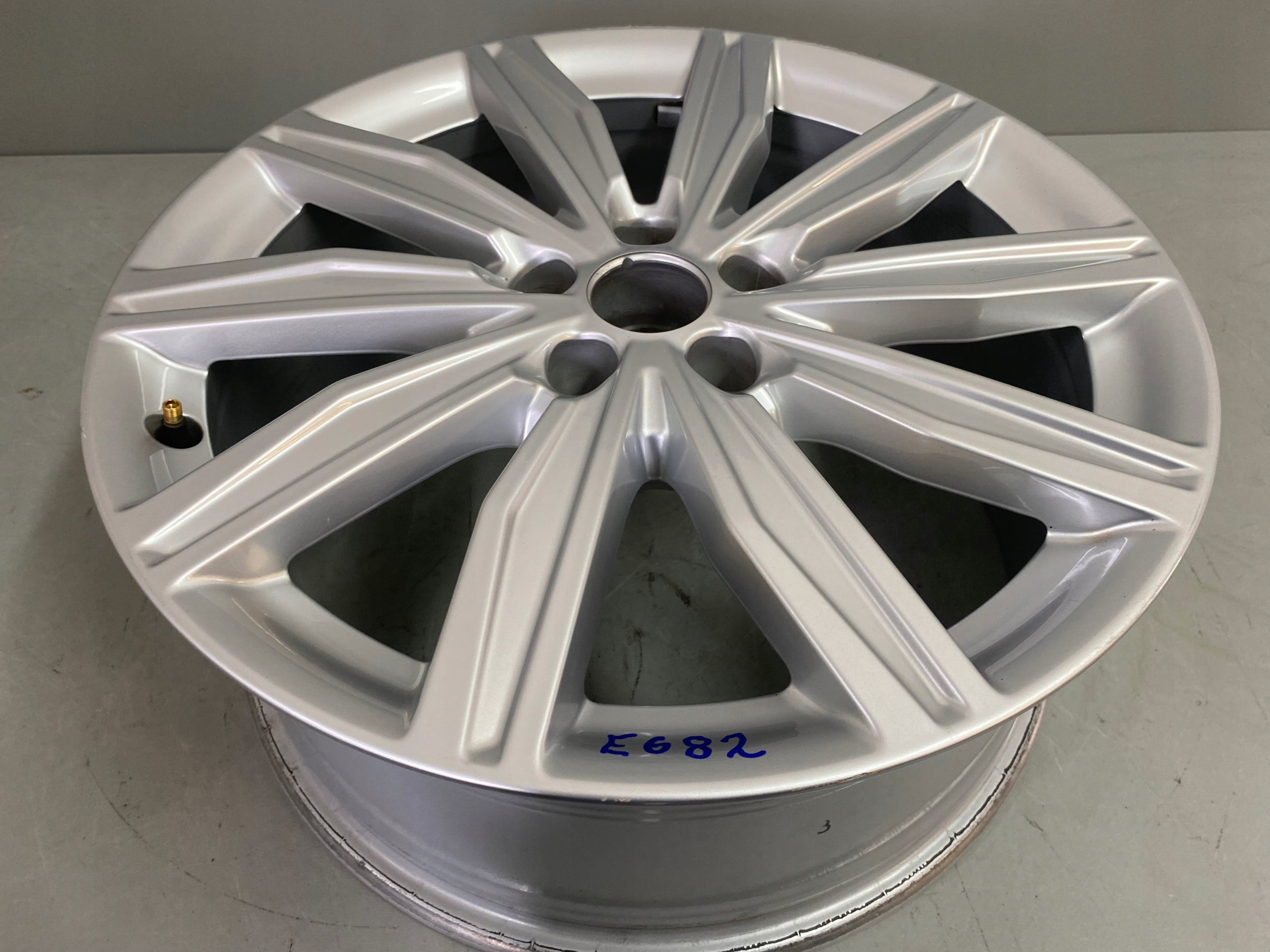 1x Alu Felge Audi A6 Aluminum rim 19 Zoll 8.0J 5x112 39ET 4K0601025M