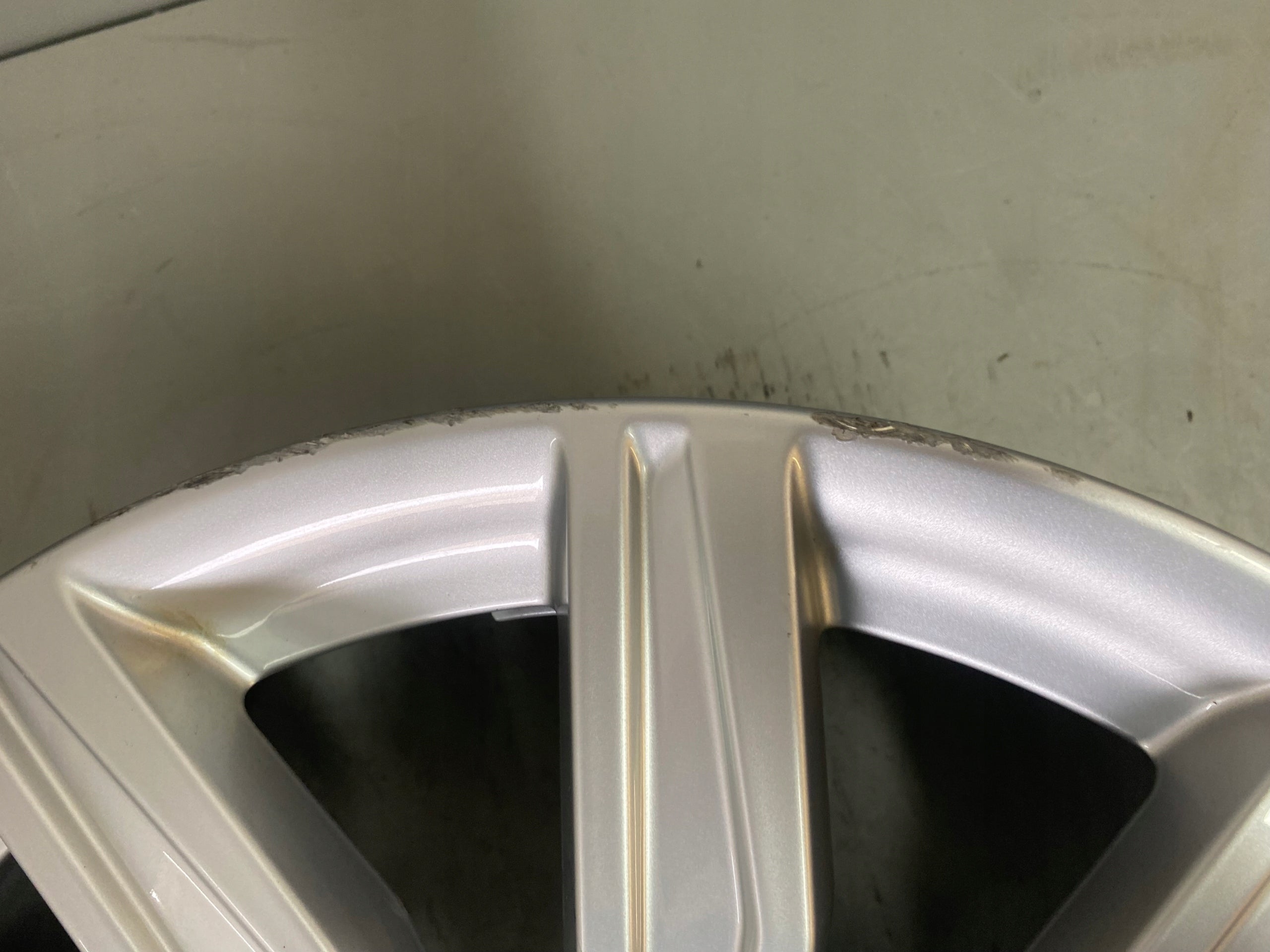 1x Alu Felge Audi A6 Aluminum rim 19 Zoll 8.0J 5x112 39ET 4K0601025M