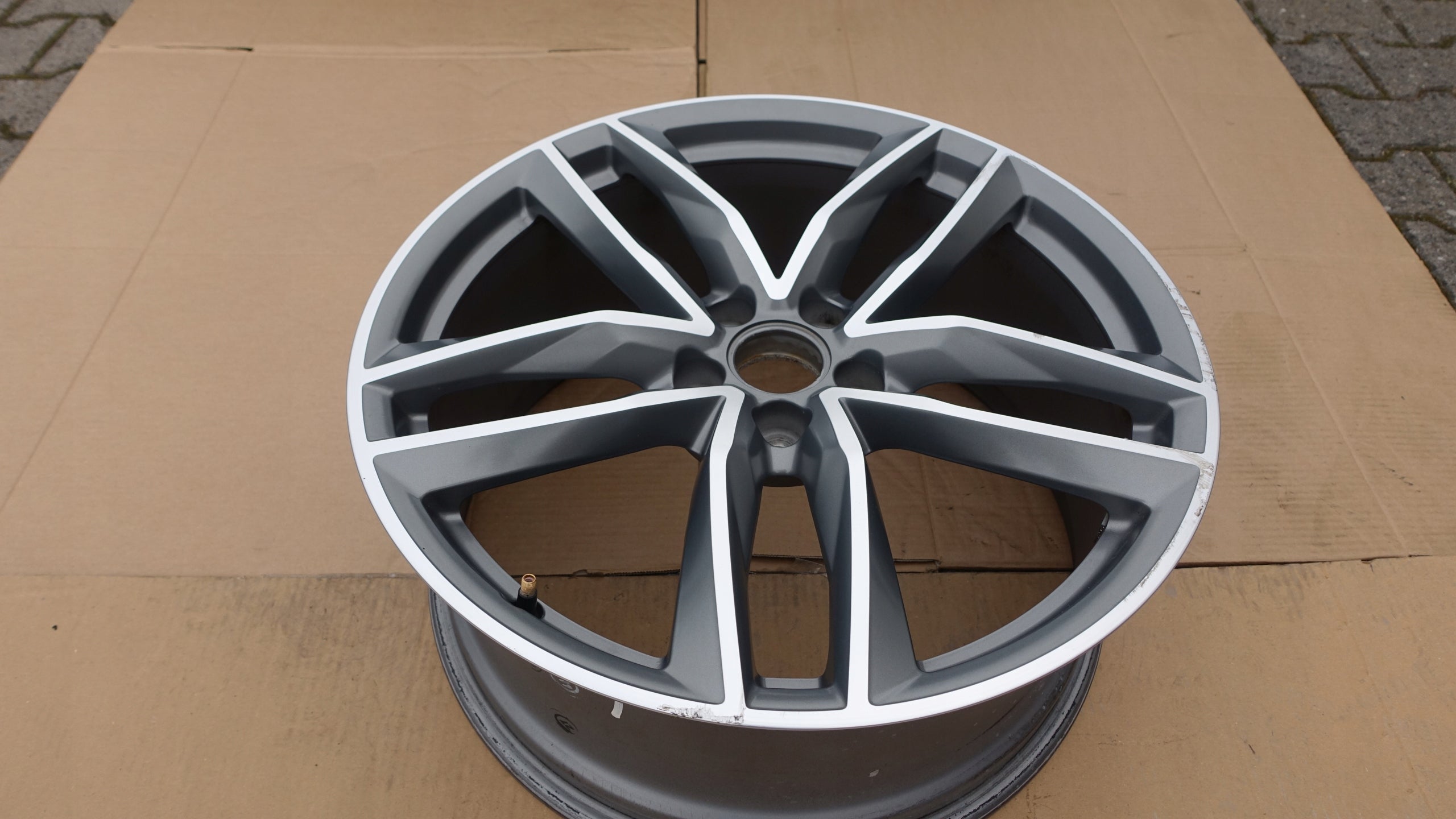 1x Alu Felge Audi A6 Aluminum rim 20 Zoll 8.5J 5x112 4G9601025N