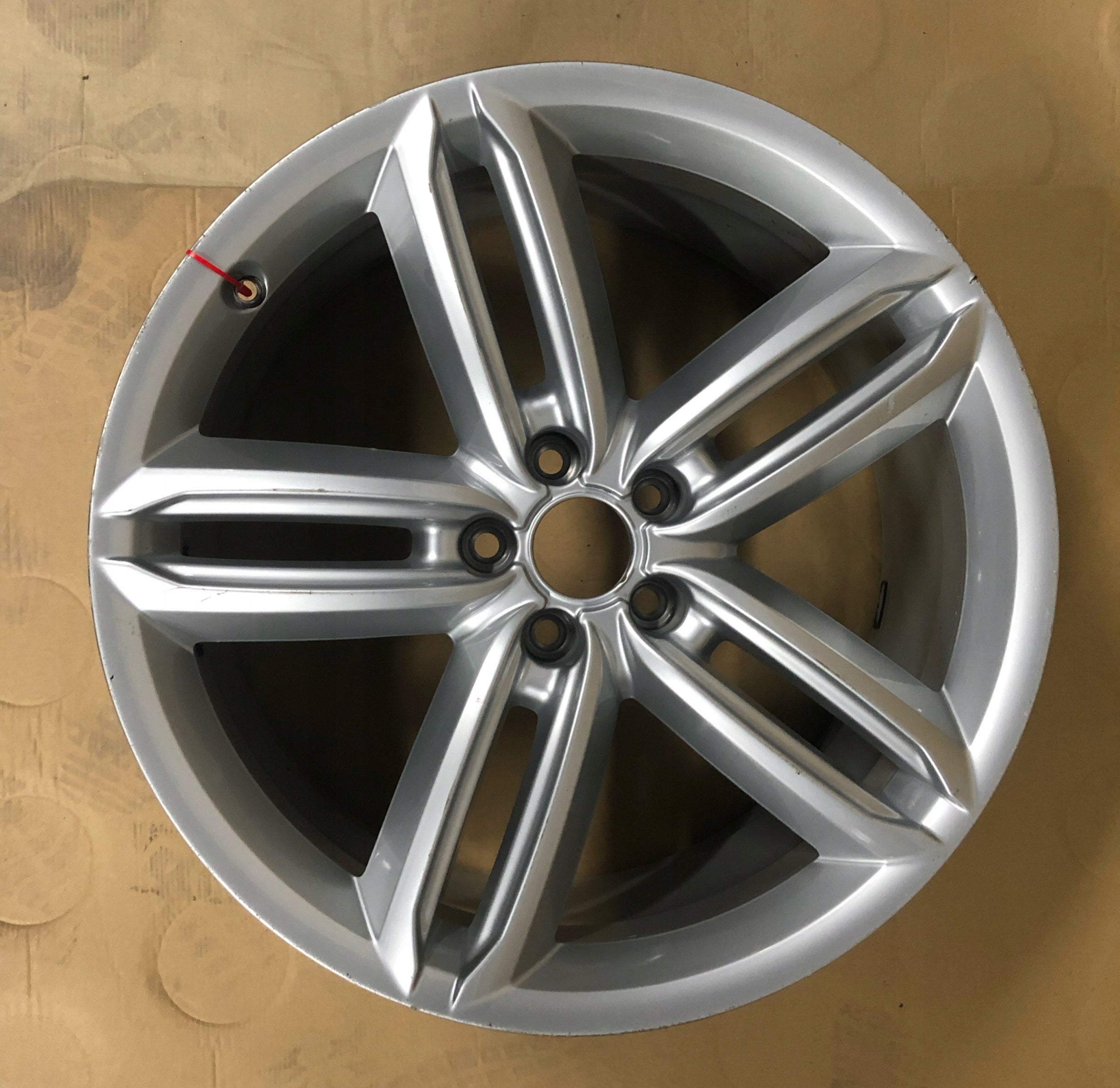 1x Alu Felge Audi A6 Aluminum rim 20 Zoll 8.5J 5x112 43ET 4G9601025G