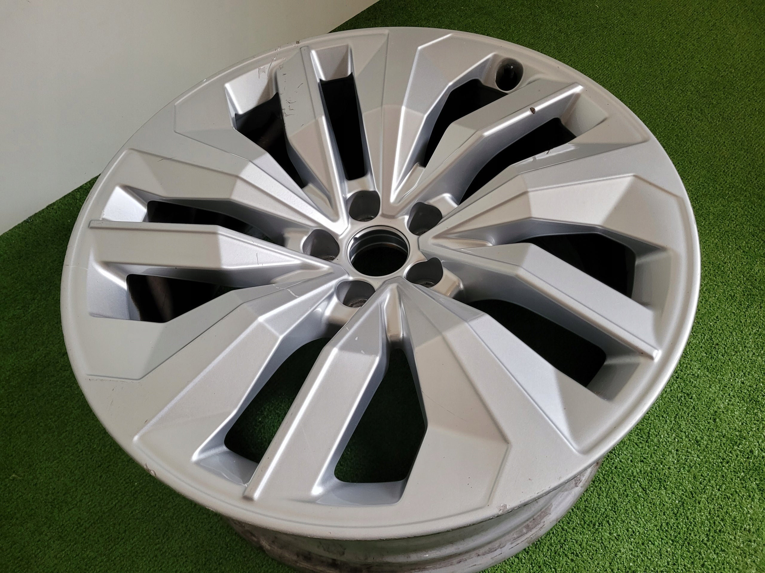 1x Alu Felge Audi A2 Aluminum rim 20 Zoll 9.0J 5x112 4KE601025N