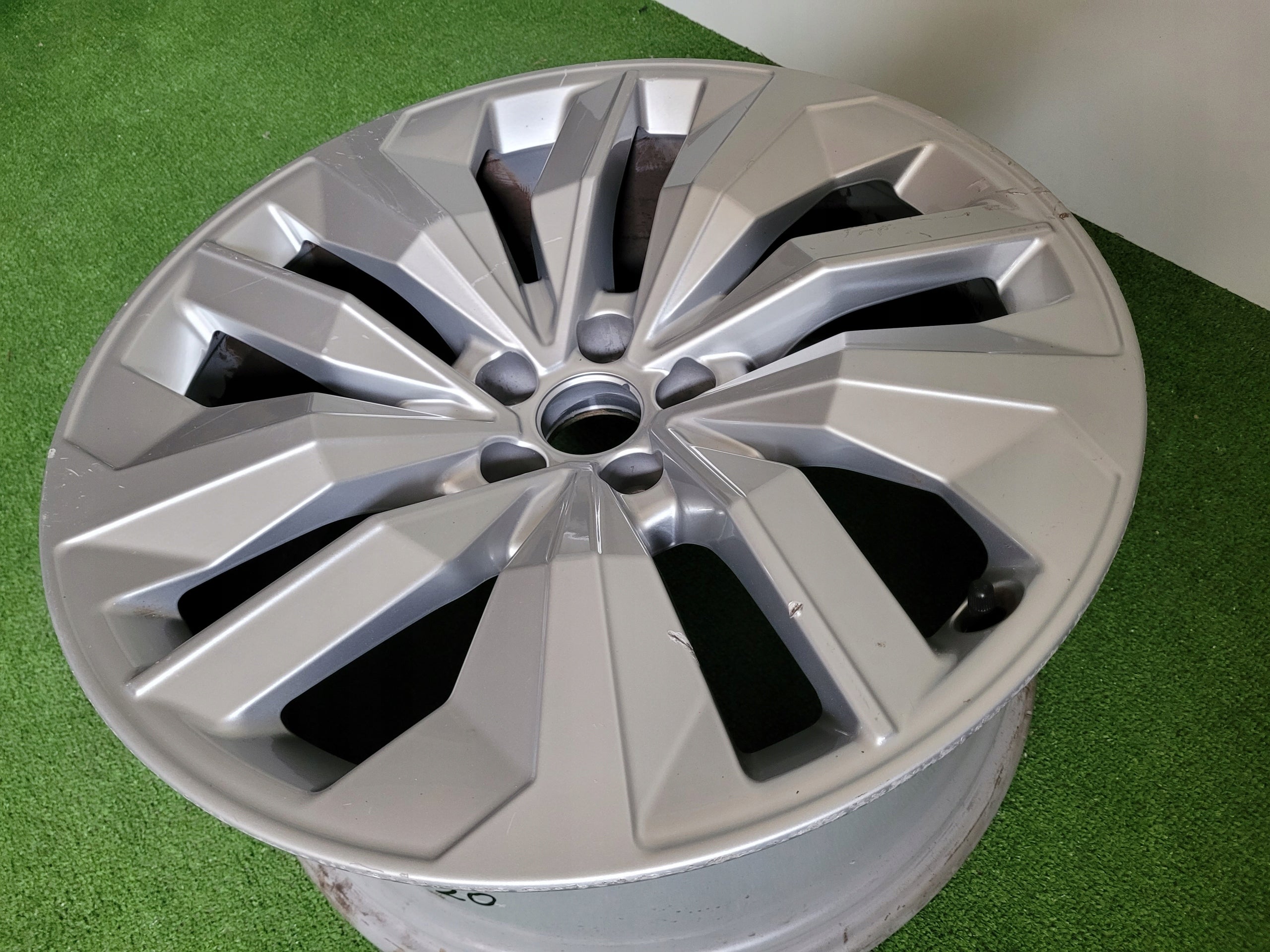 1x Alu Felge Audi A2 Aluminum rim 20 Zoll 9.0J 5x112 4KE601025N