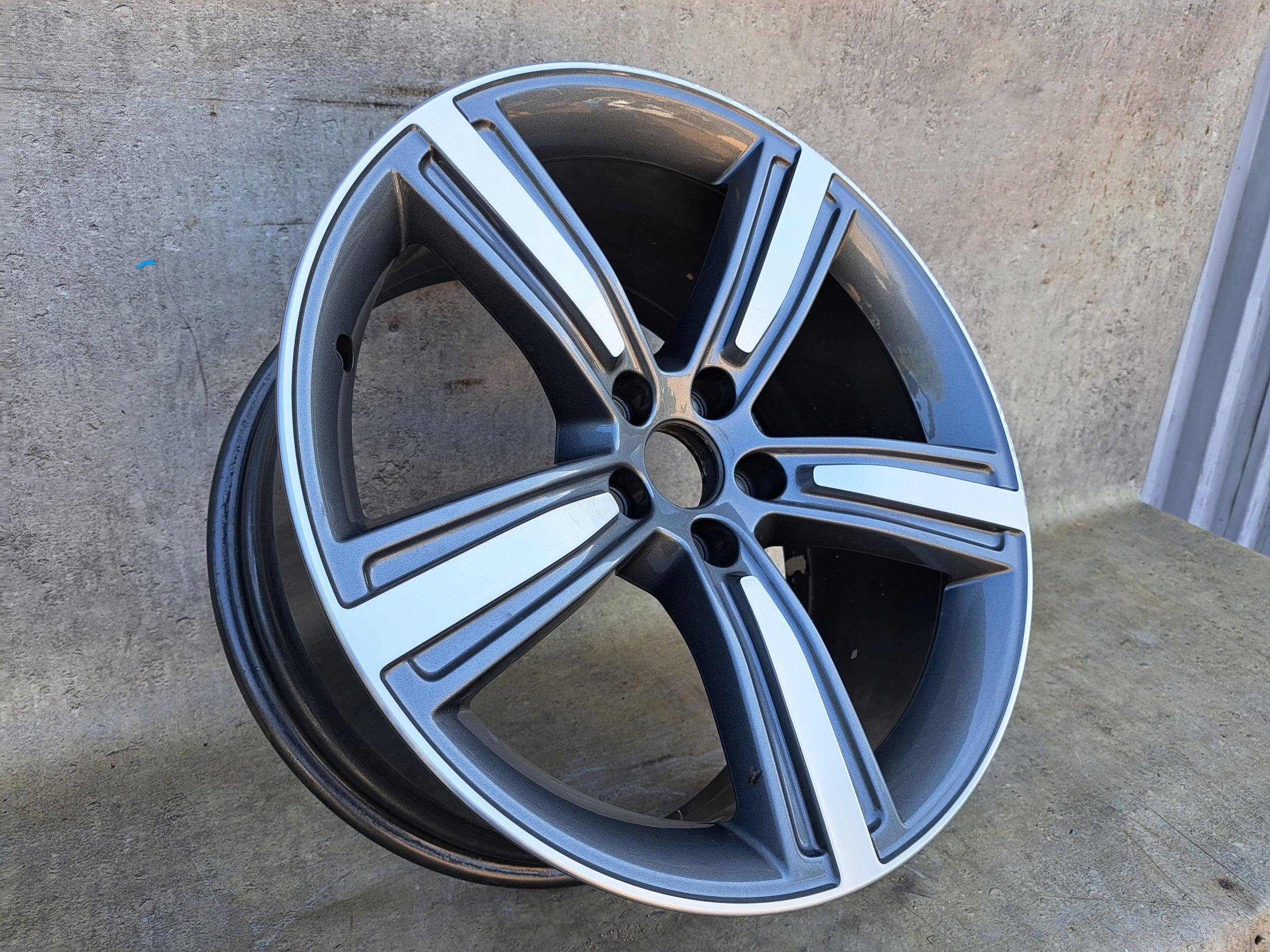 1x Alu Felge Audi A8 Aluminum rim 19 Zoll 9.0J 5x112 4N0601025N