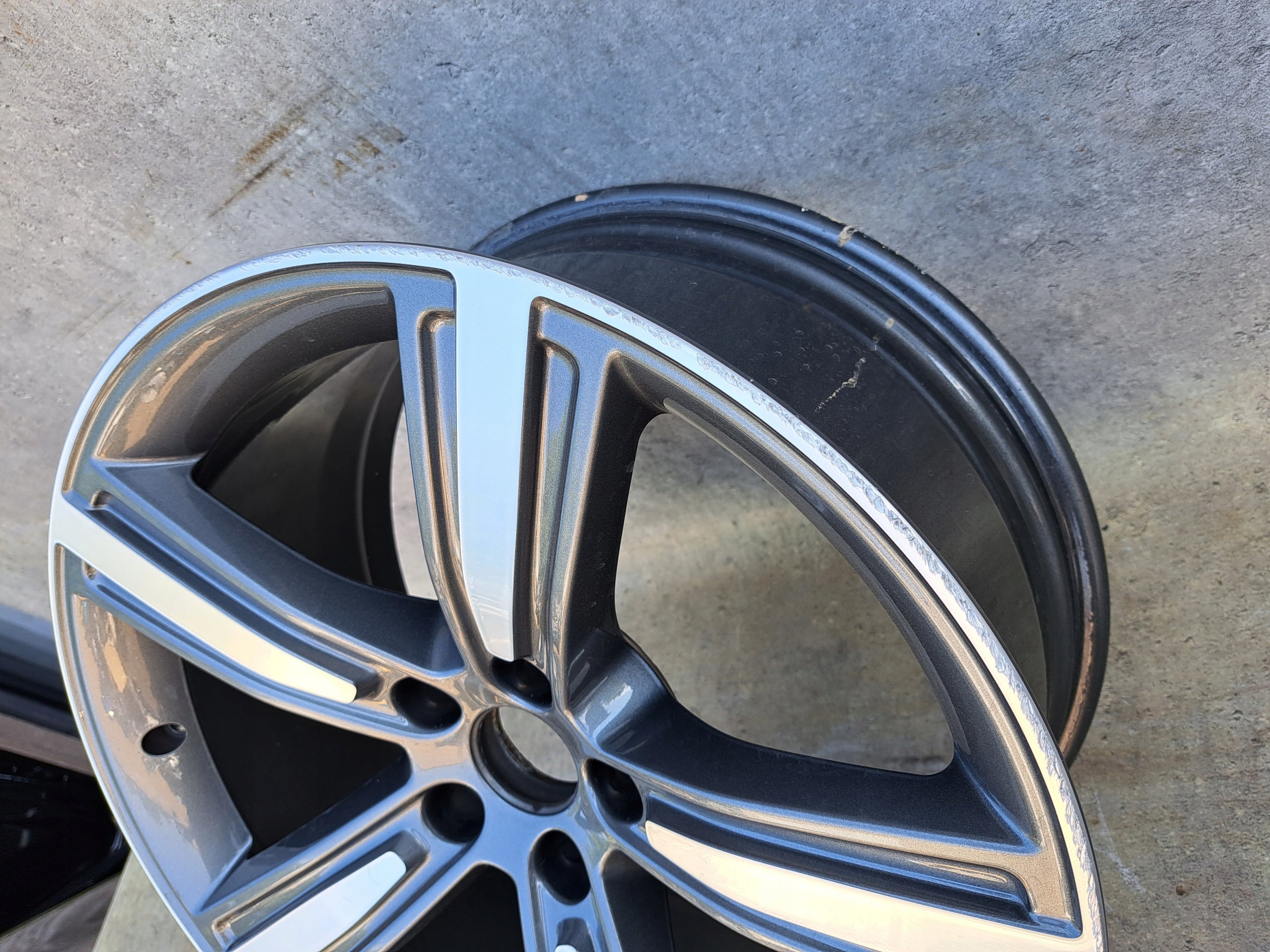 1x Alu Felge Audi A8 Aluminum rim 19 Zoll 9.0J 5x112 4N0601025N