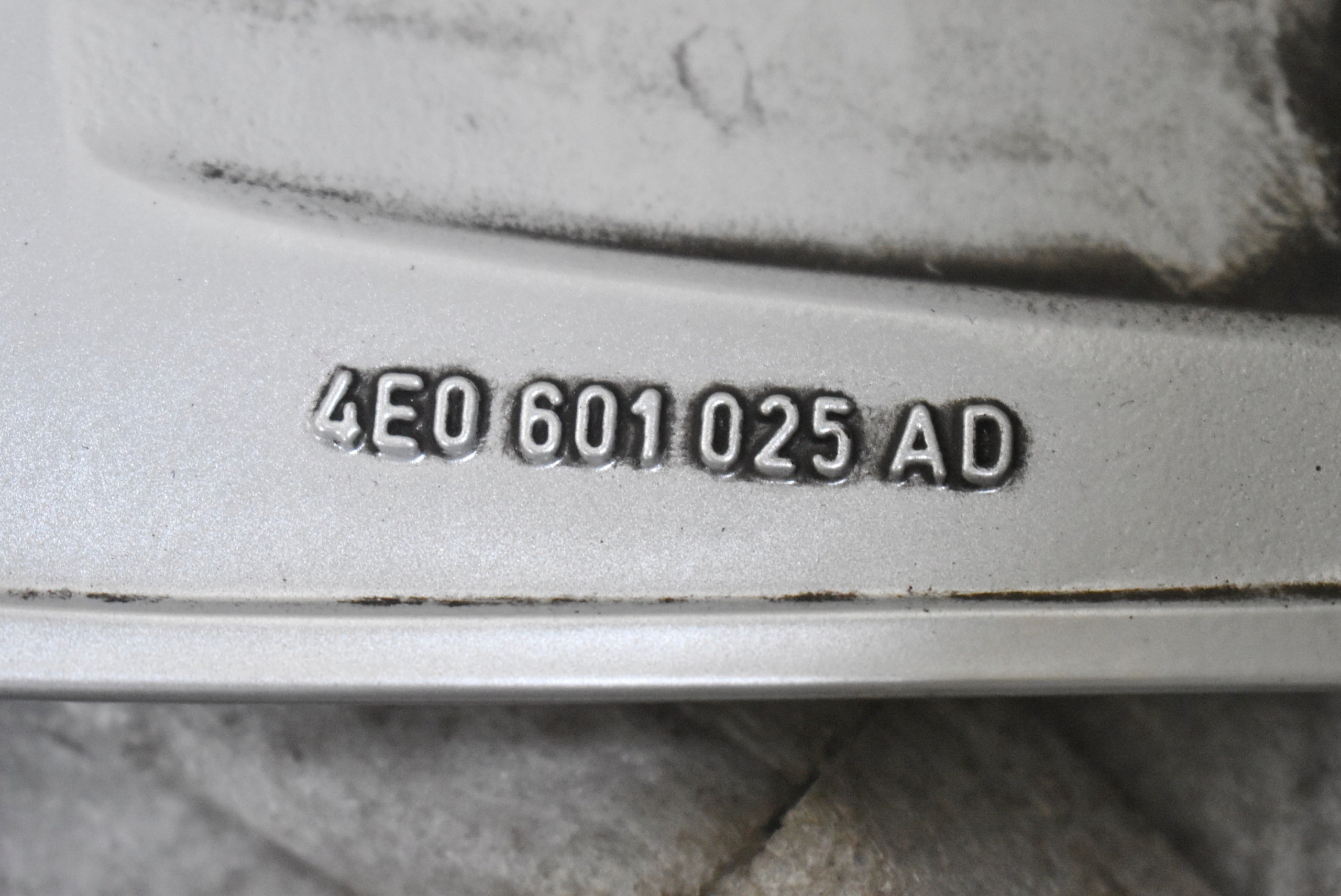 1x Alu Felge Audi A8 Aluminum rim 19 Zoll 9.0J 5x112 44ET 4E0601025AD