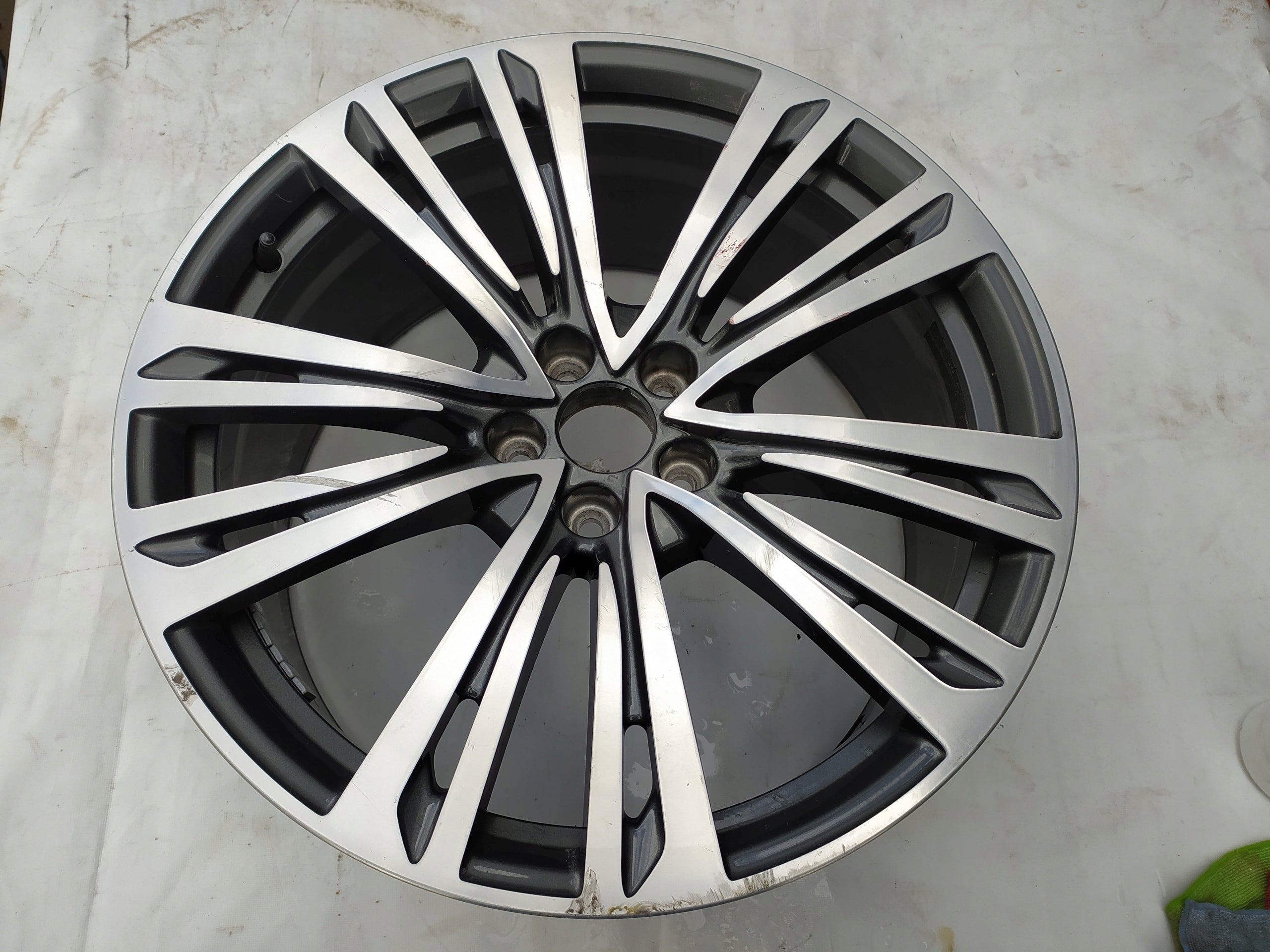 1x Alu Felge Audi A8 Aluminum rim 20 Zoll 9.0J 5x112 37ET 4N0601025D