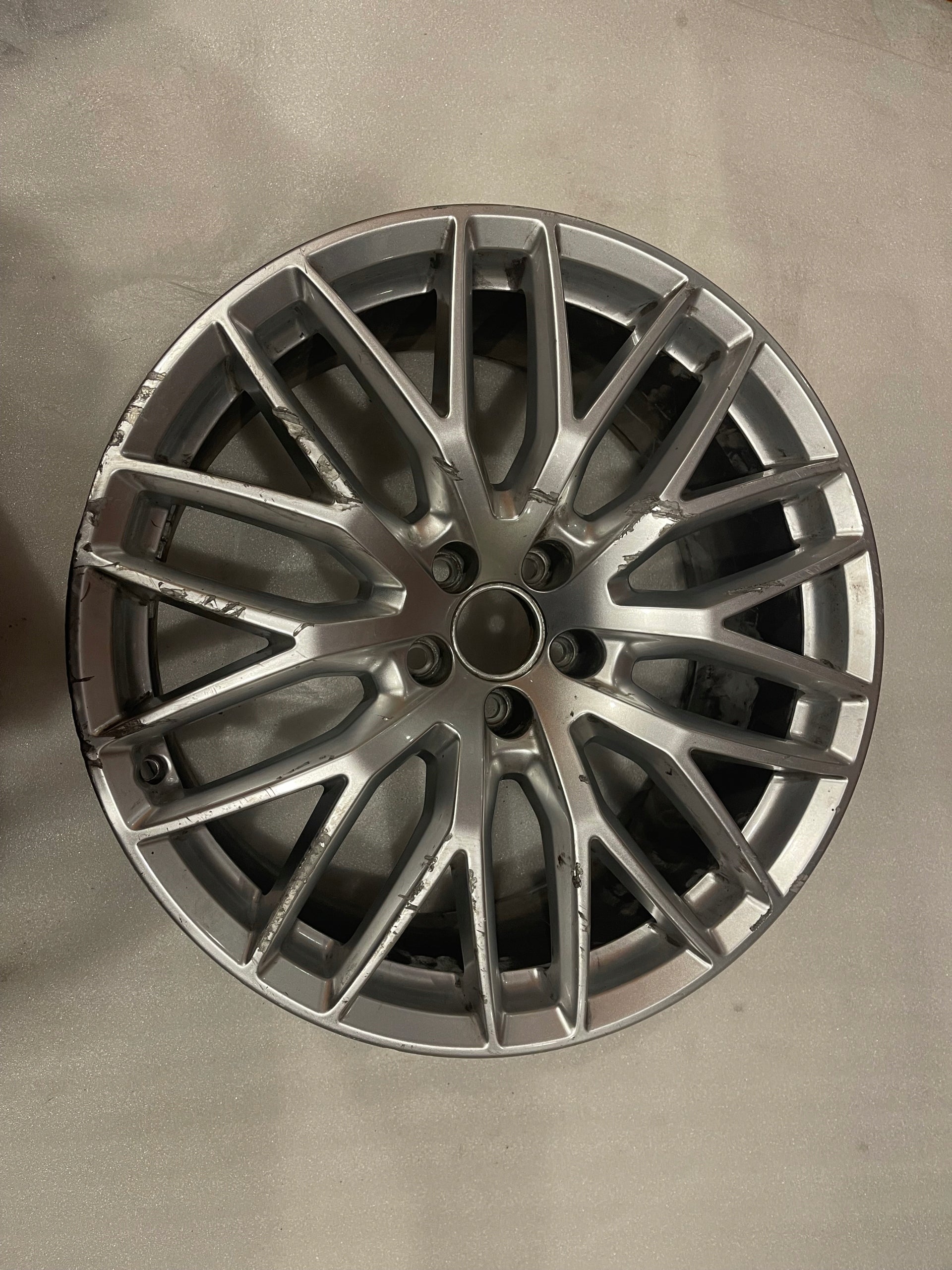 1x Alu Felge Audi A8 Aluminum rim 20 Zoll 9.0J 5x112 37ET 4H0601025DC