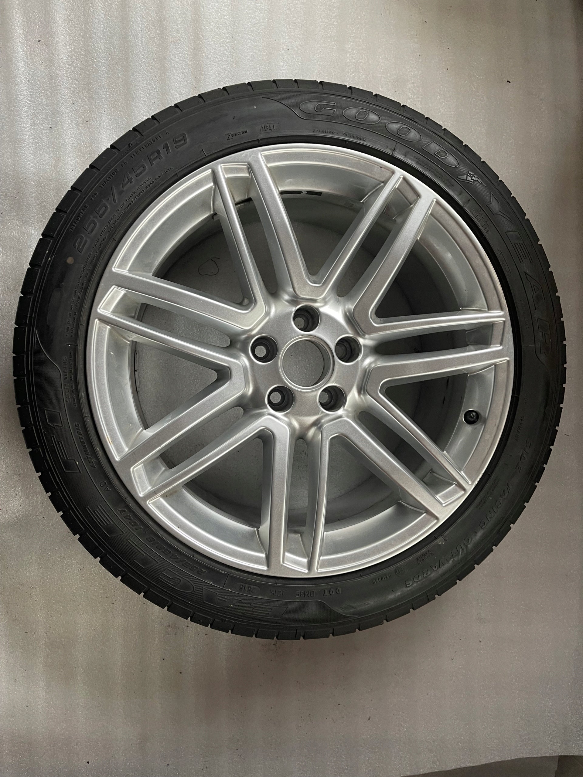 1x Alu Felge Audi A8 Aluminum rim 19 Zoll 9.0J 5x112 32ET 4H0601025CA