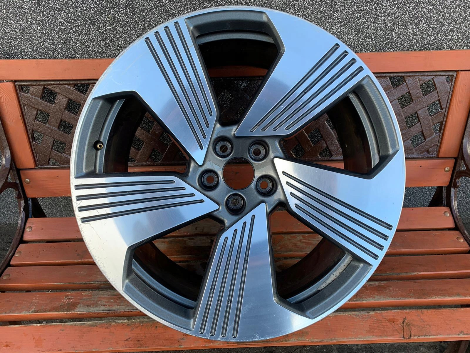  1x Alu Felge Audi A2 Aluminum rim 21 Zoll 9.5J 5x112 36ET 4KE601025F product image