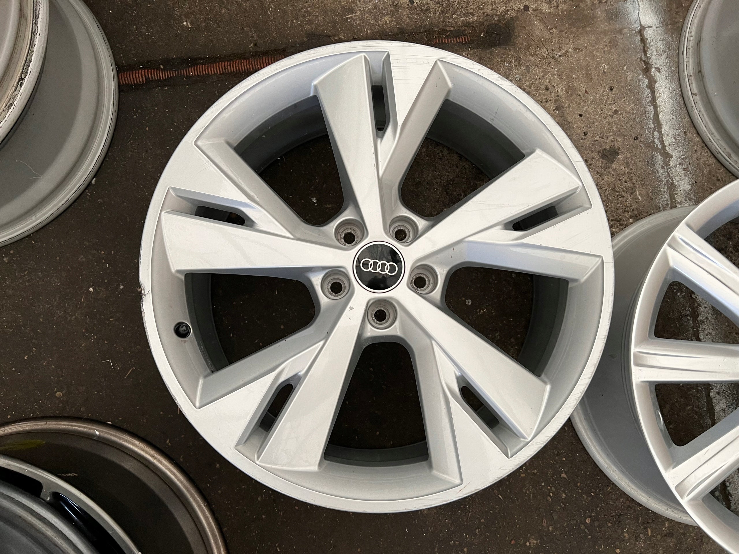 1x Alu Felge Audi A1 Aluminum rim 20 Zoll 8.0J 5x112 89A601025D