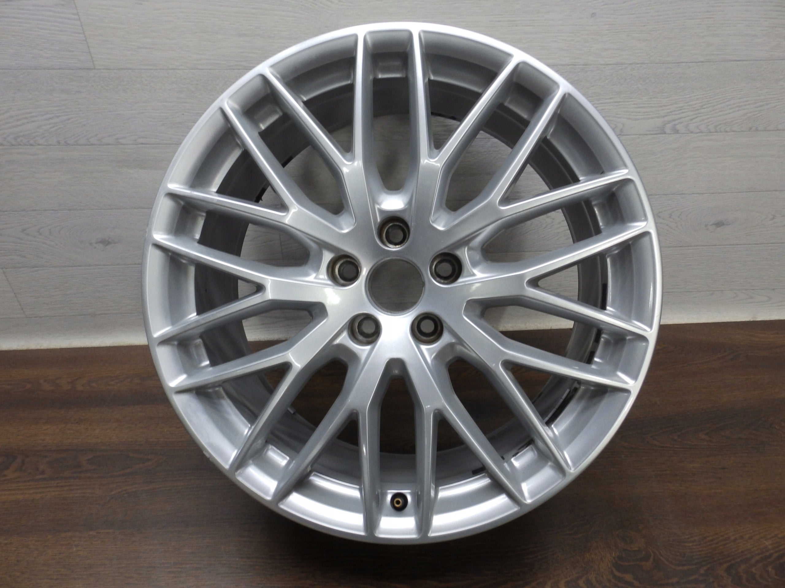  1x Alu Felge Audi Q2 Aluminum rim 19 Zoll 8.0J 5x112 46ET 81A601025L product image