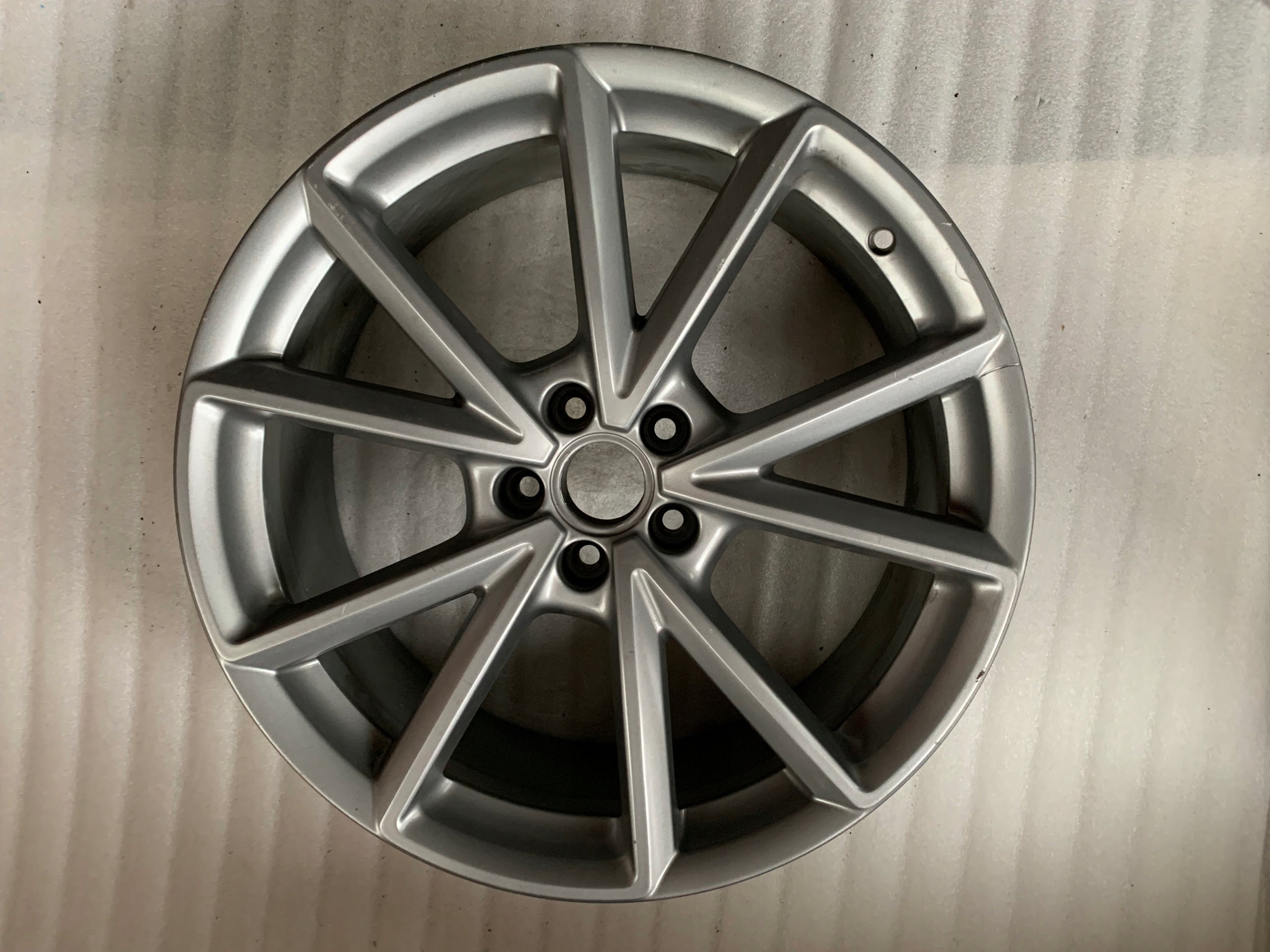  1x Alu Felge Audi Q3 Aluminum rim 20 Zoll 8.5J 5x112 36ET 8U0601025AK product image