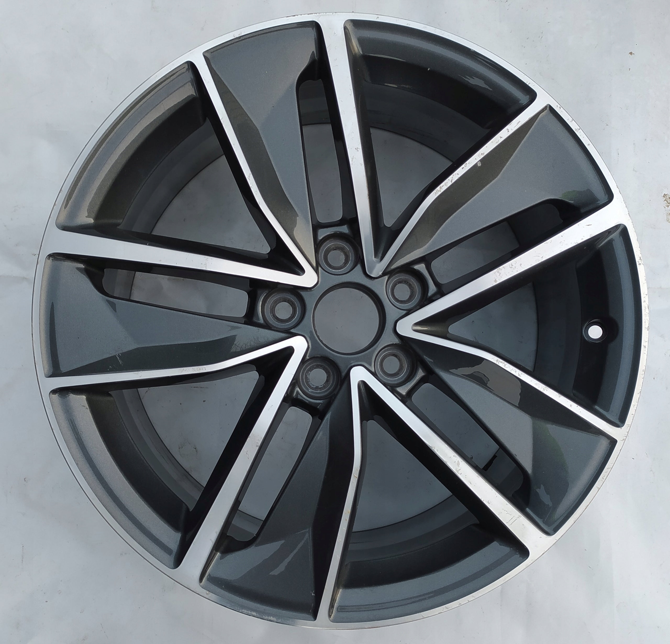  1x Alu Felge Audi Q3 Aluminum rim 18 Zoll 7.0J 5x112 43ET 8U0601025AH product image