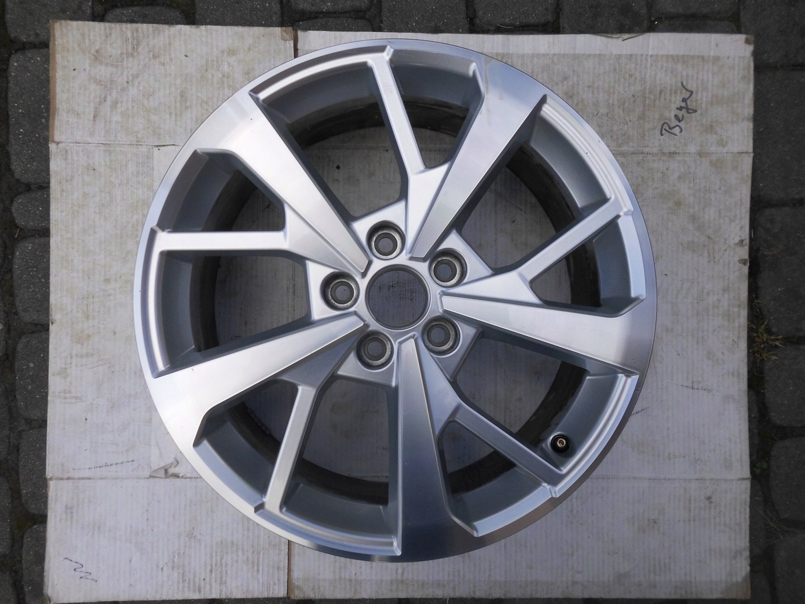 1x Alu Felge Audi Q3 Aluminum rim 18 Zoll 7.0J 5x112 83A601025J