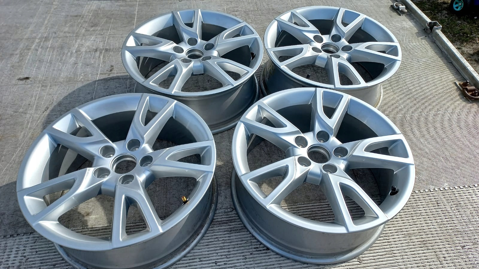 1x Alu Felge Audi Q3 Aluminum rim 17 Zoll 6.5J 5x112 8U0071497