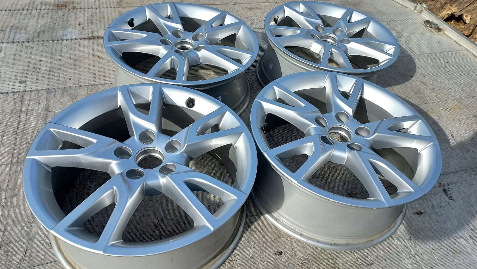 1x Alu Felge Audi Q3 Aluminum rim 17 Zoll 6.5J 5x112 8U0071497