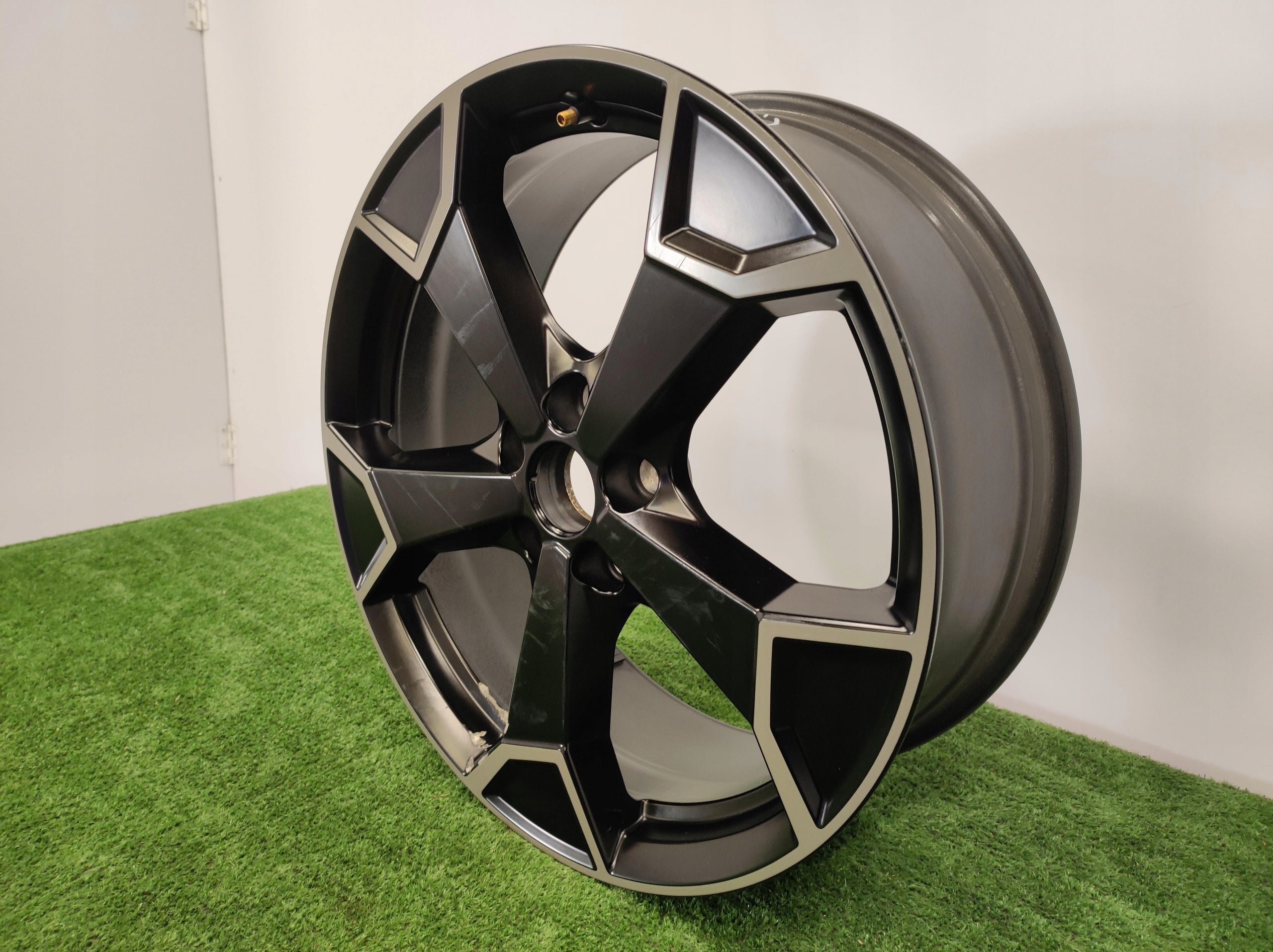 1x Alu Felge Audi Q3 Aluminum rim 19 Zoll 7.0J 5x112 43ET 83A071499