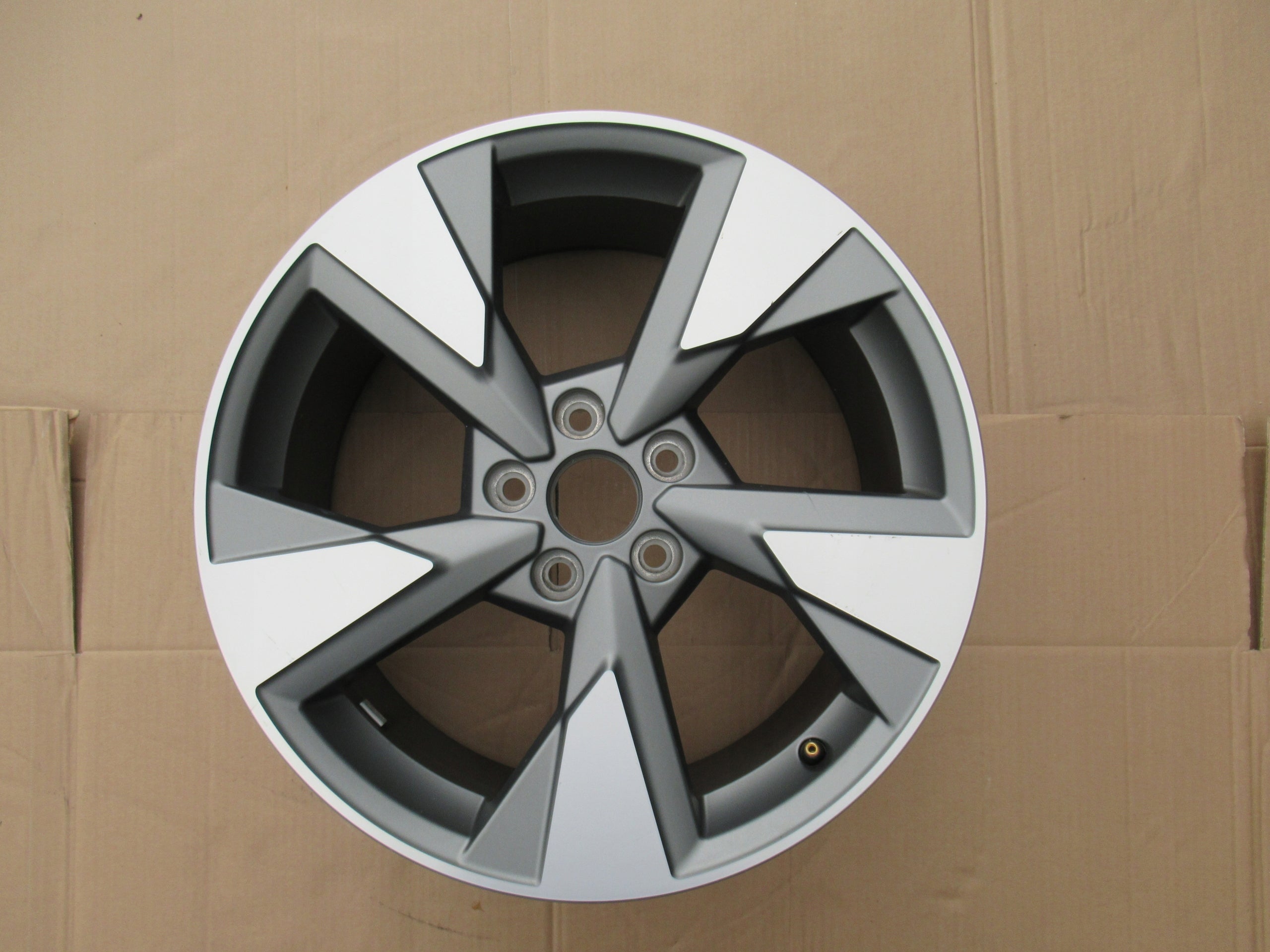 1x Alu Felge Audi Q3 Aluminum rim 18 Zoll 8.0J 5x112 46ET