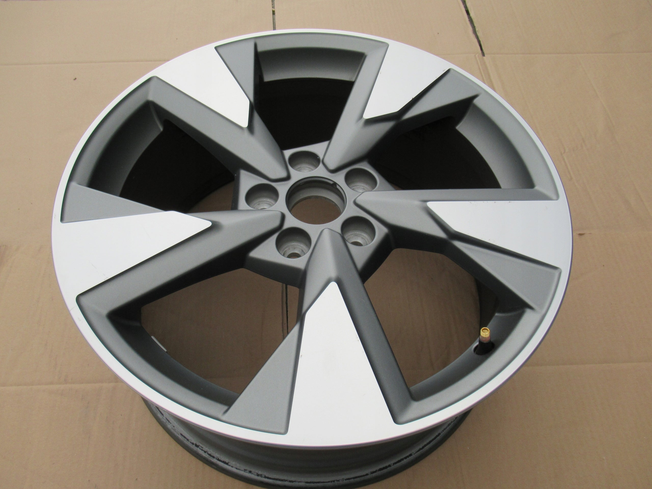 1x Alu Felge Audi Q3 Aluminum rim 18 Zoll 8.0J 5x112 46ET