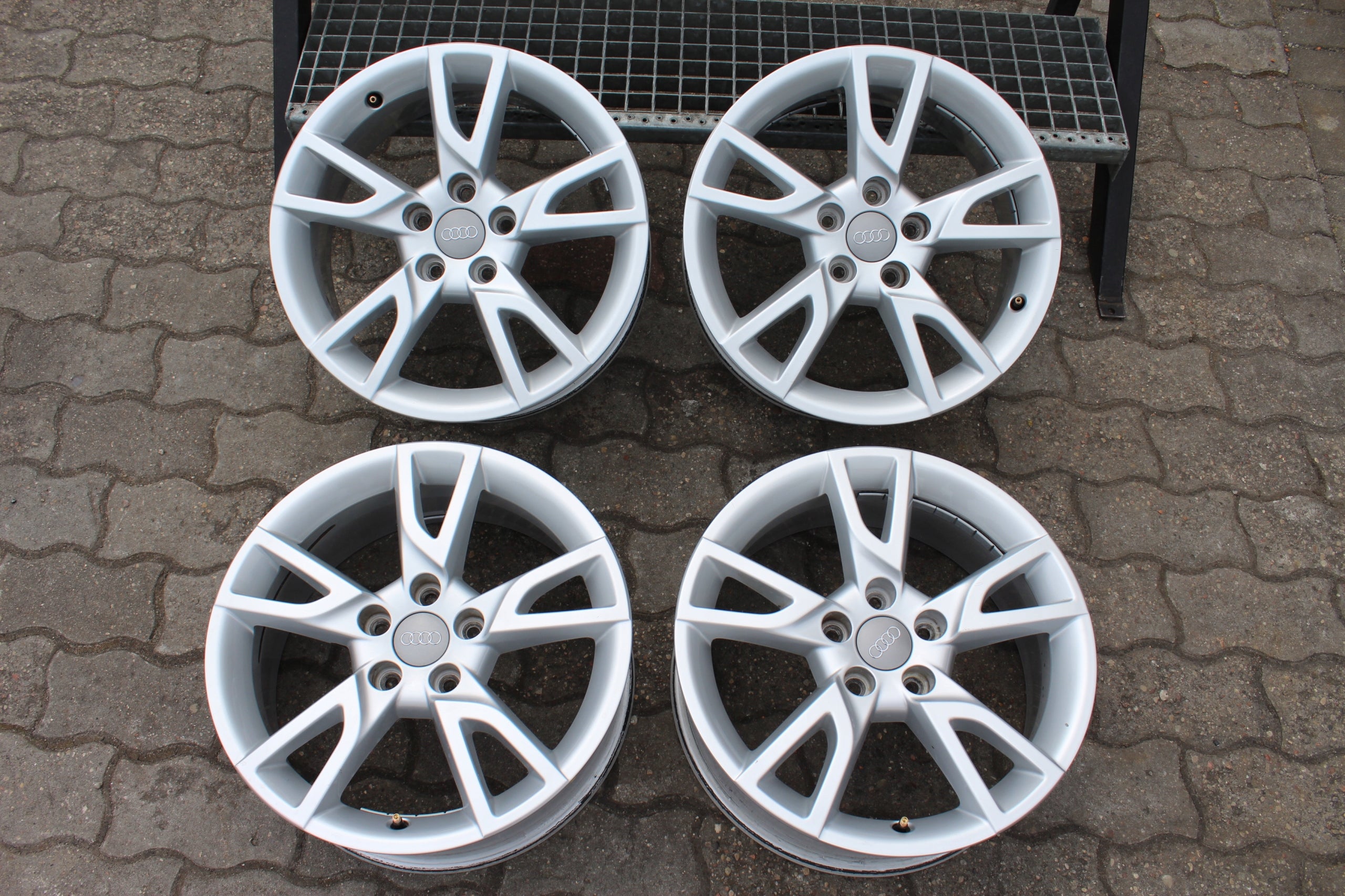 Alu Felge Audi Q3 Aluminum rim 17 Zoll 6.5J 5x112 33ET 8V0071497