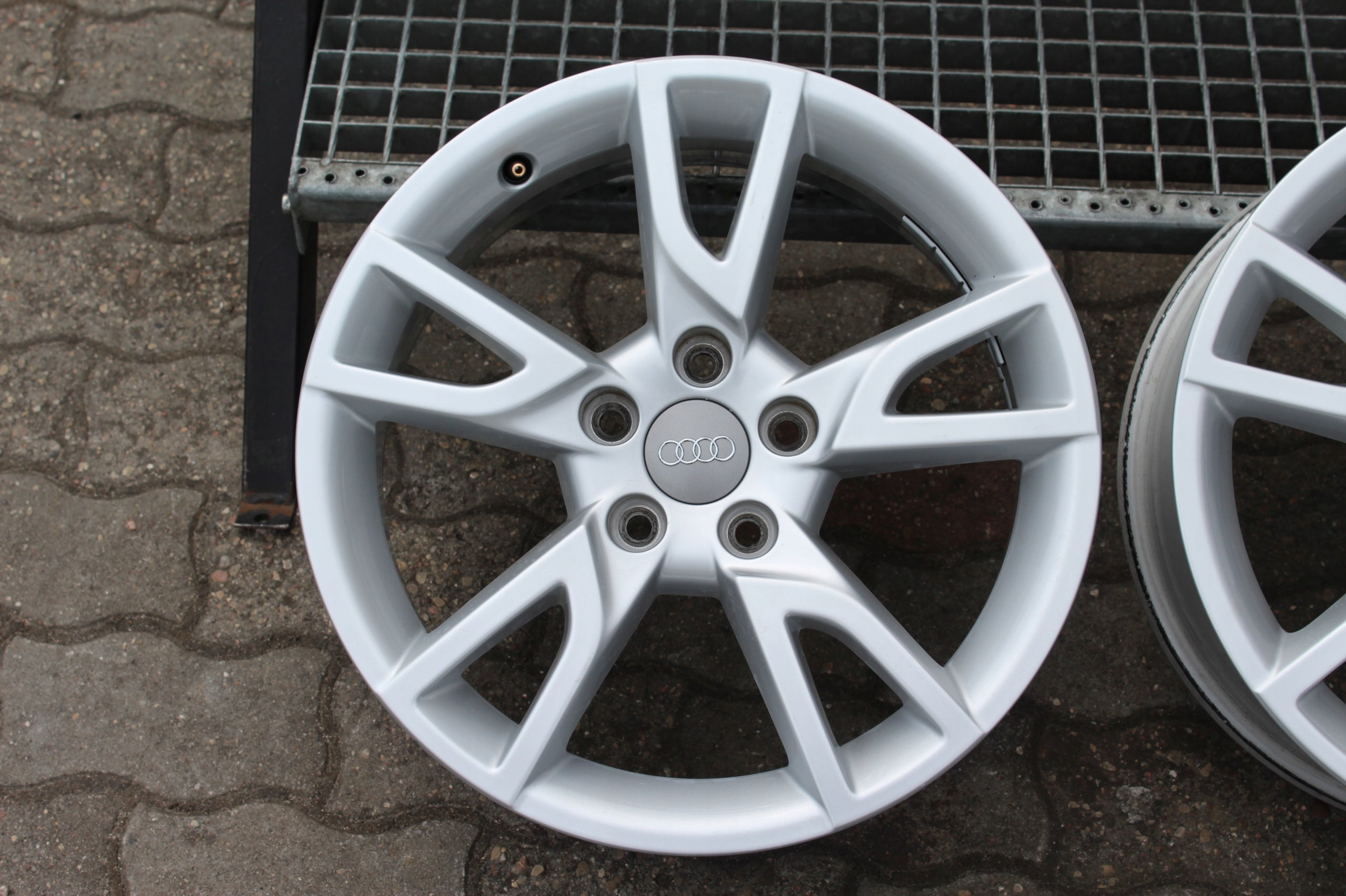 Alu Felge Audi Q3 Aluminum rim 17 Zoll 6.5J 5x112 33ET 8V0071497