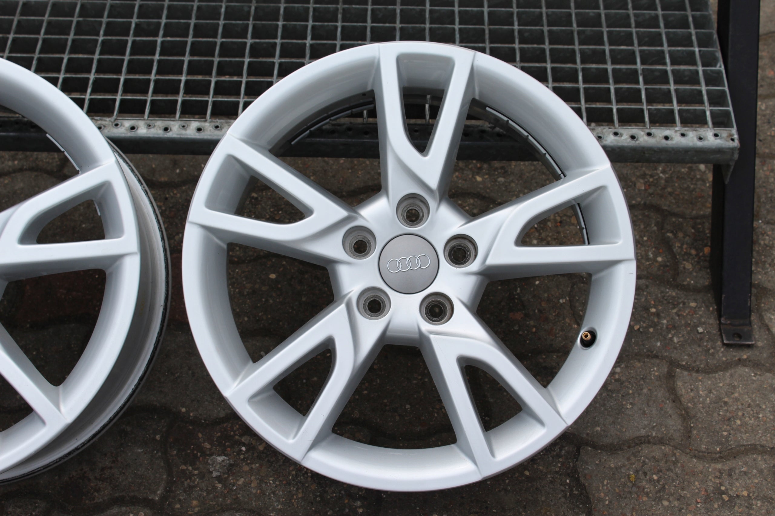 Alu Felge Audi Q3 Aluminum rim 17 Zoll 6.5J 5x112 33ET 8V0071497