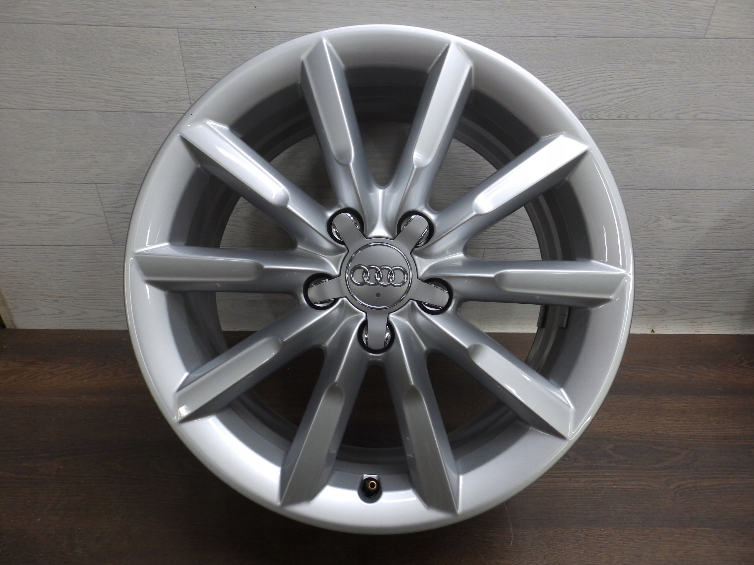 1x Alu Felge Audi Q3 Aluminum rim 17 Zoll 7.0J 5x112 43ET 8U0601025S