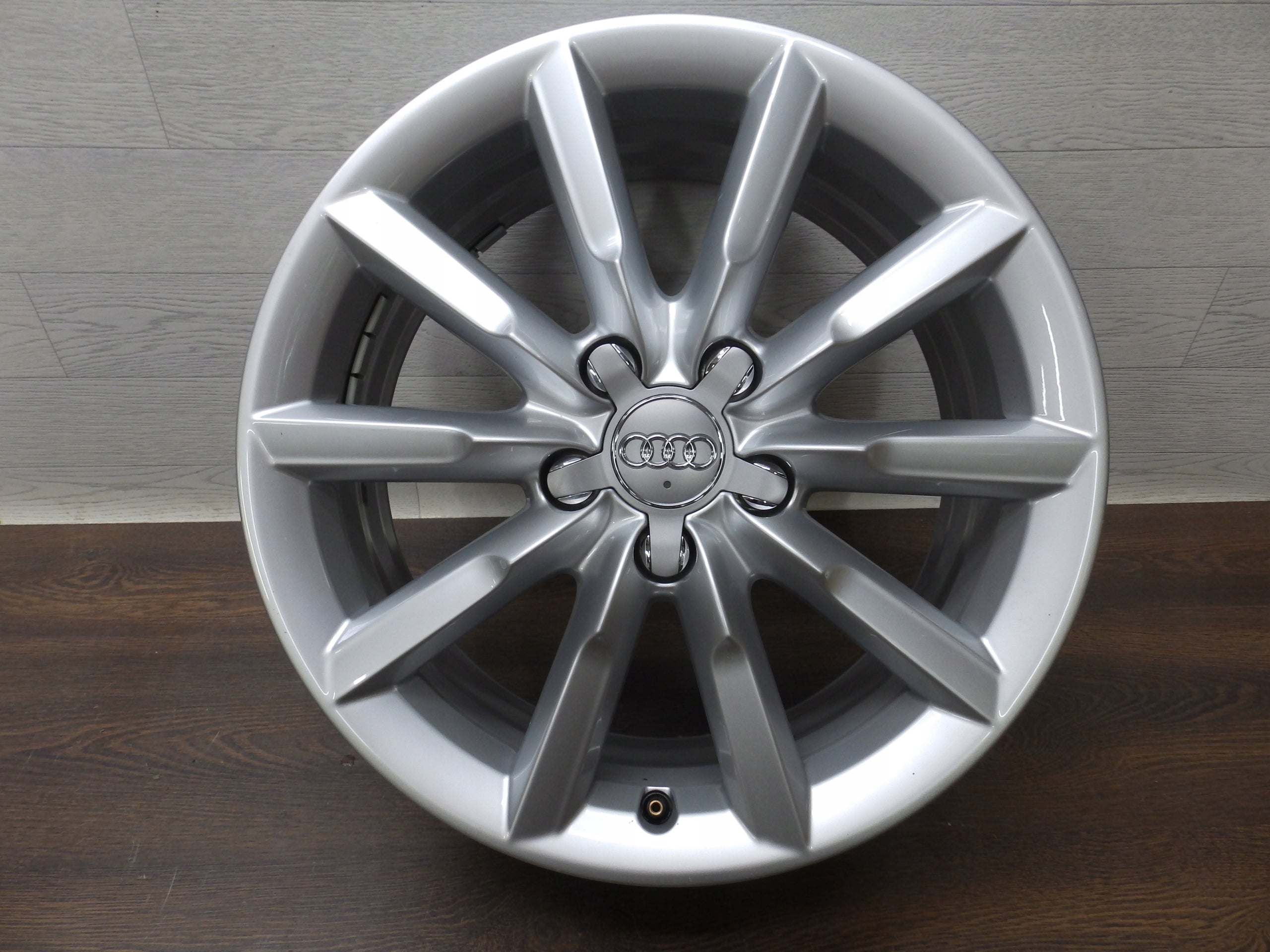 1x Alu Felge Audi Q3 Aluminum rim 17 Zoll 7.0J 5x112 43ET 8U0601025S