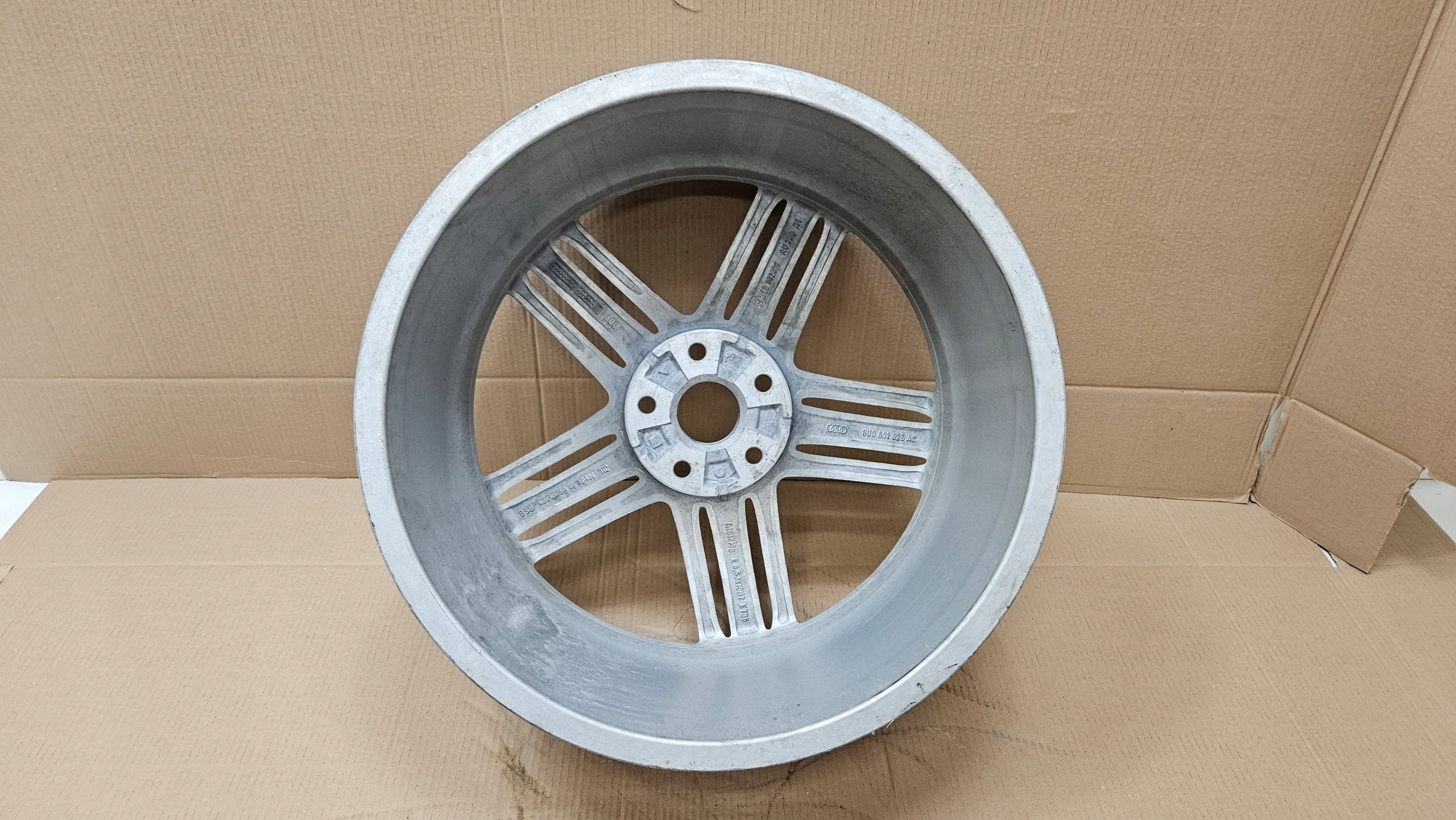 1x Alu Felge Audi Q3 Aluminum rim 19 Zoll 8.5J 5x112 8U0601025AC