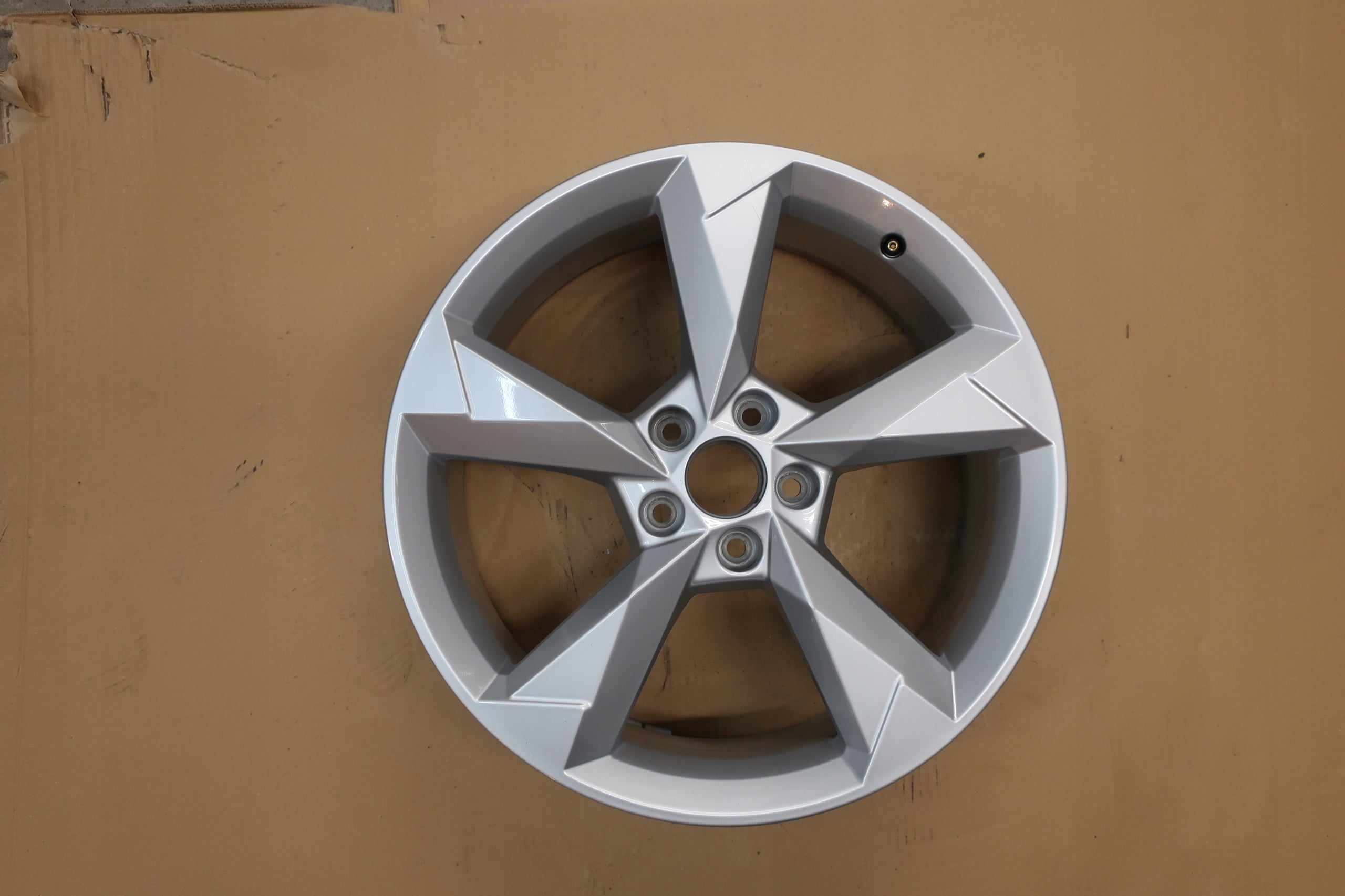 1x Alu Felge Audi Q3 Aluminum rim 19 Zoll 7.0J 5x112 43ET 83A601025N