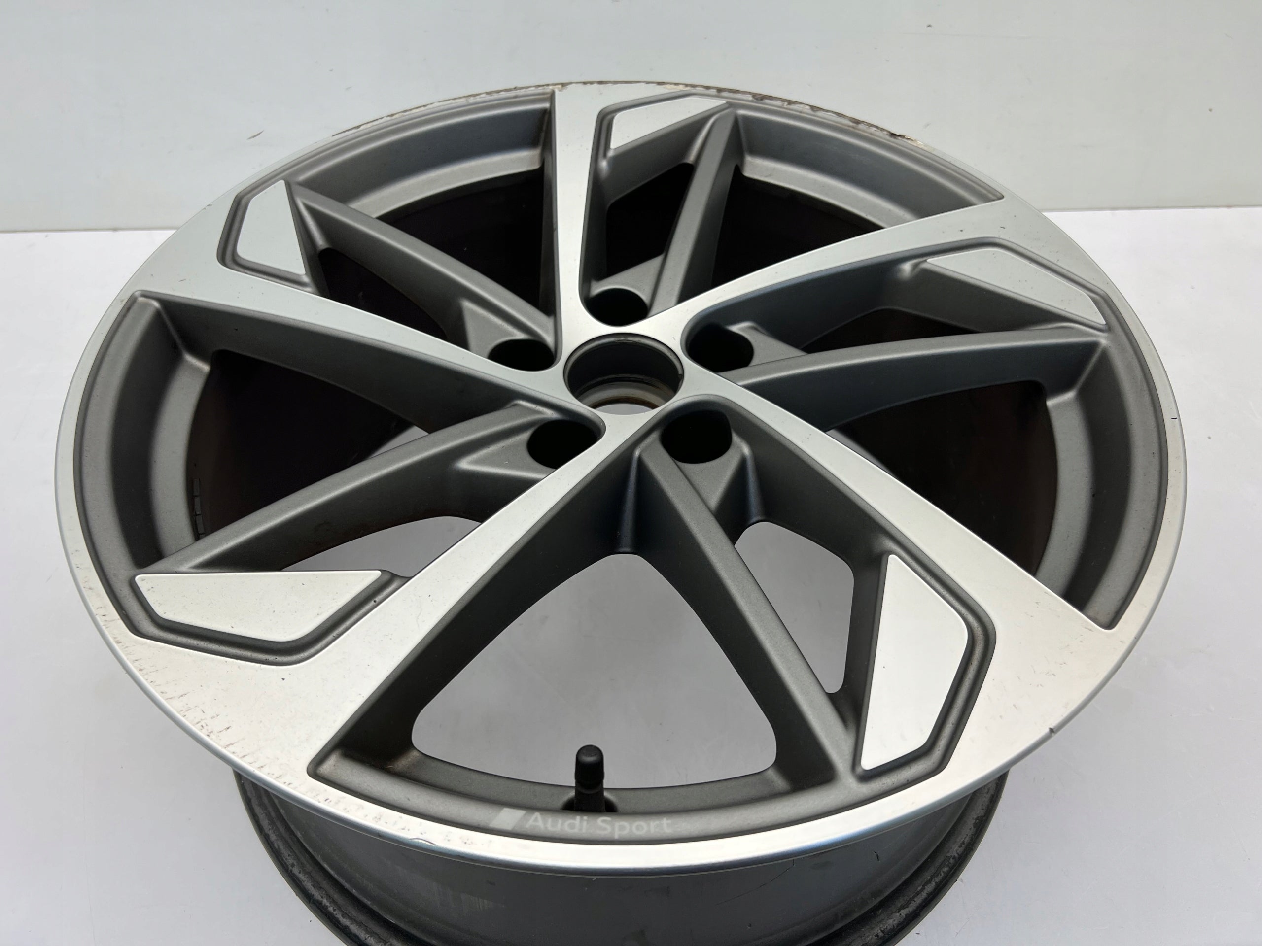 1x Alu Felge Audi Q3 Aluminum rim 19 Zoll 8.5J 5x112 83A601025