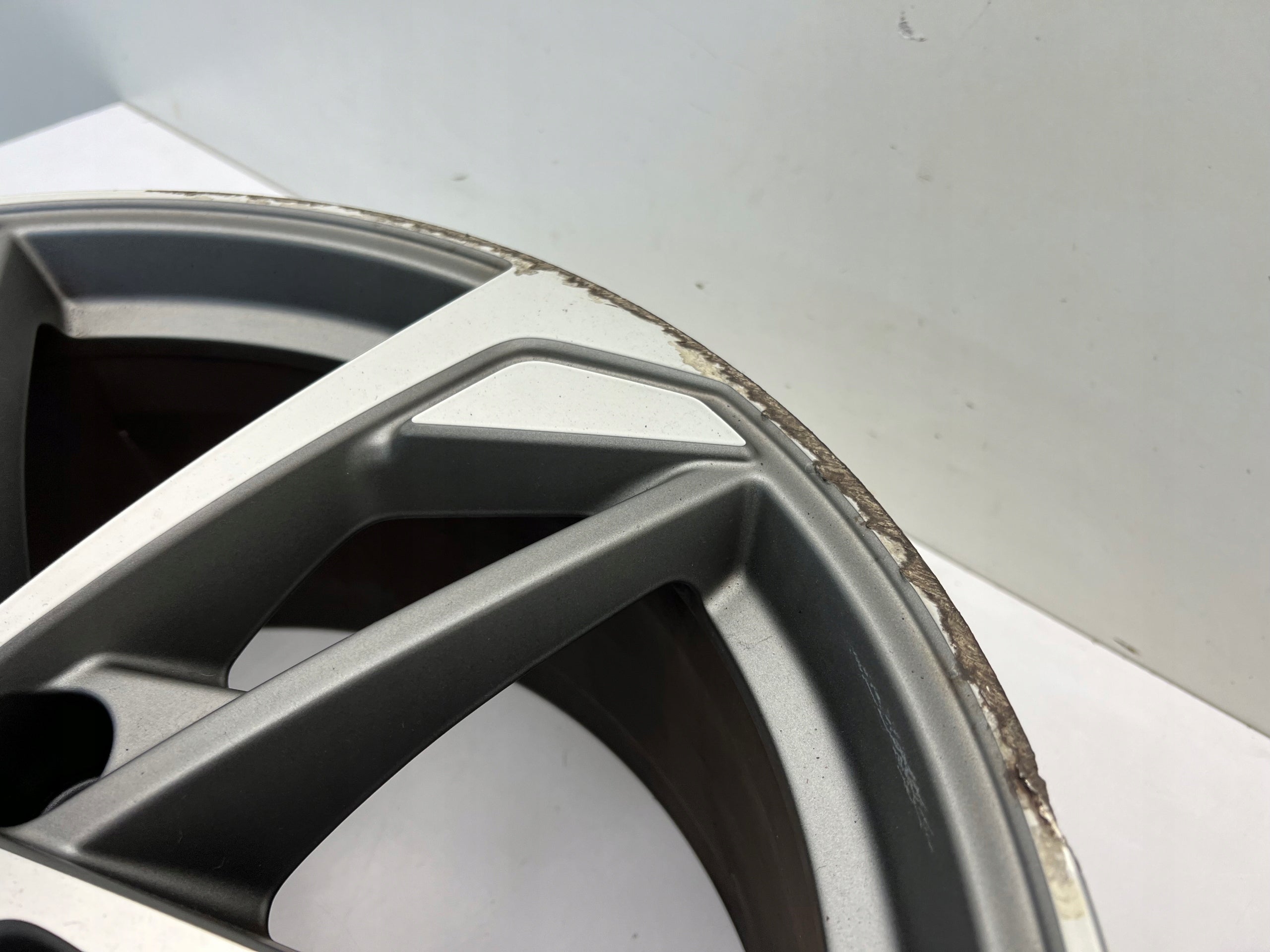 1x Alu Felge Audi Q3 Aluminum rim 19 Zoll 8.5J 5x112 83A601025