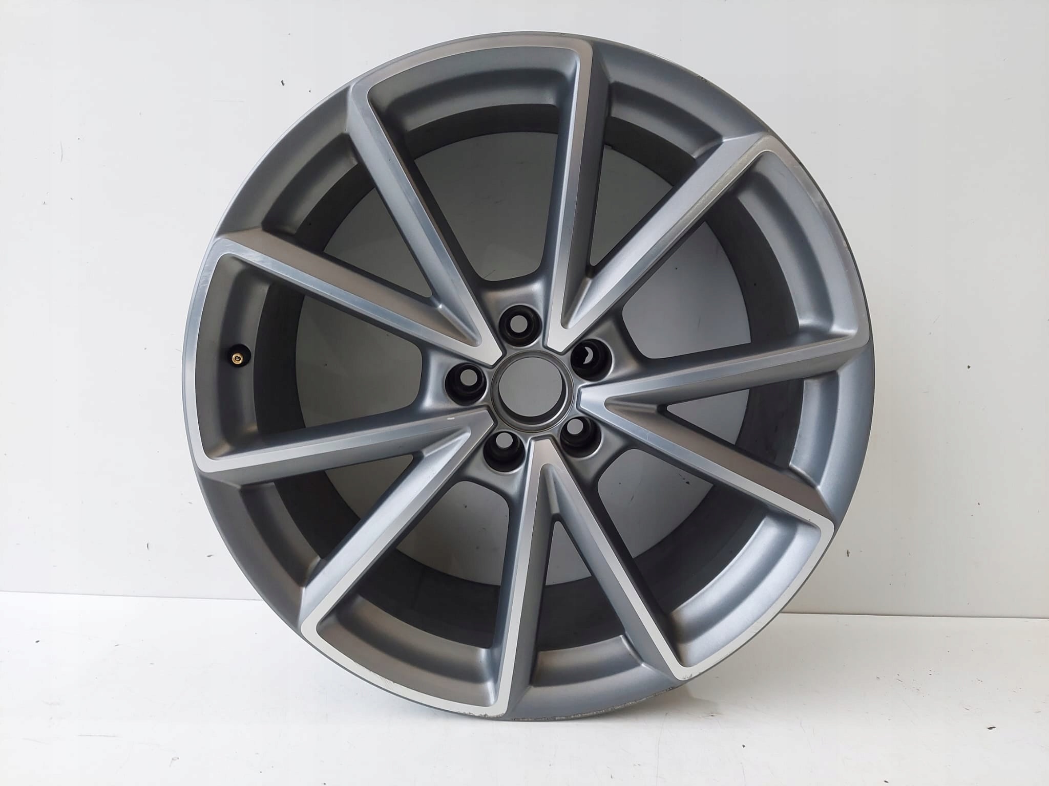 1x Alu Felge Audi Q3 Aluminum rim 20 Zoll 8.5J 5x112 8U0601025