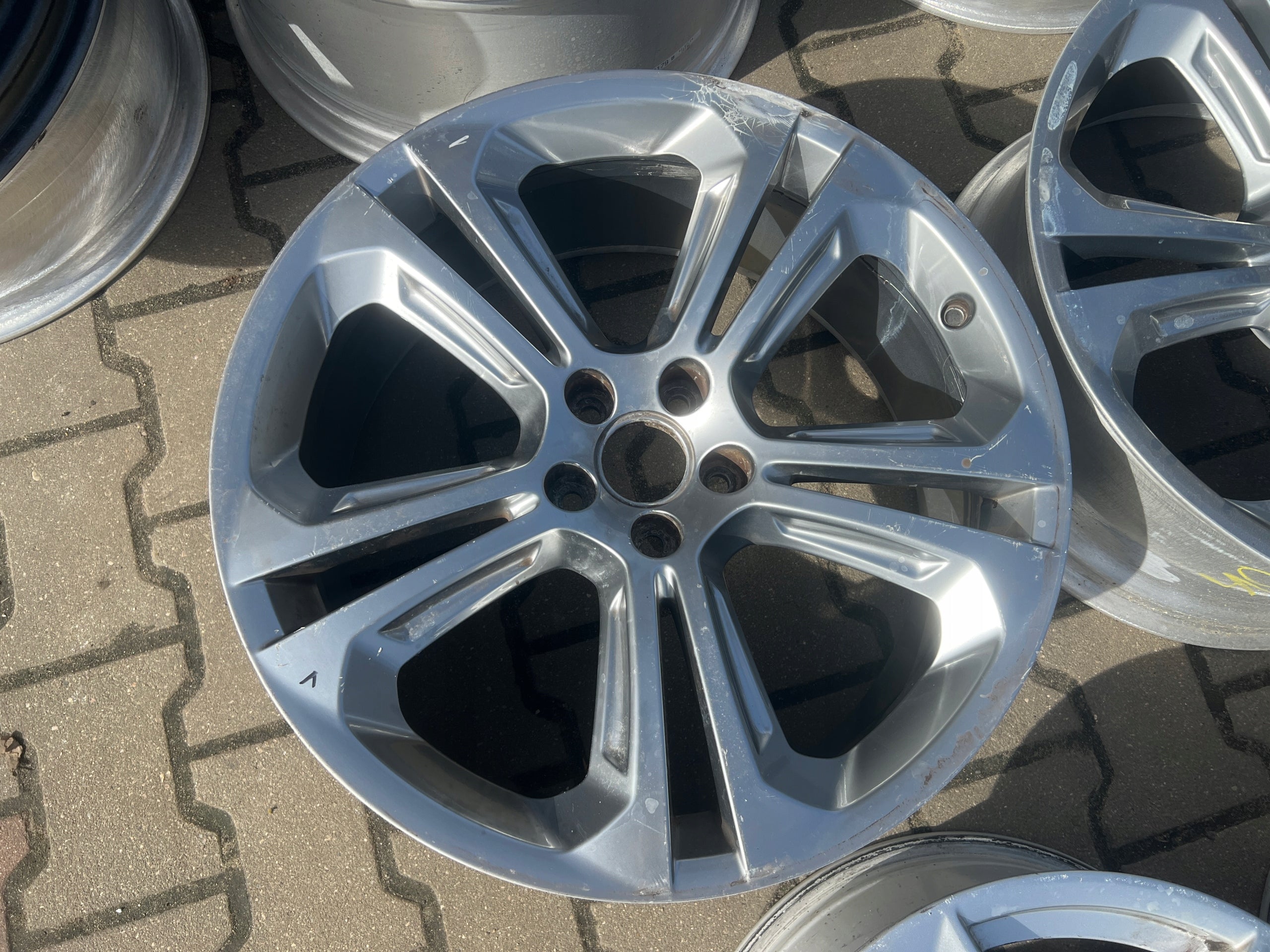 1x Alu Felge Audi Q5 SQ5 Aluminum rim 20 Zoll 8.5J 5x112 33ET 8R0601025BK